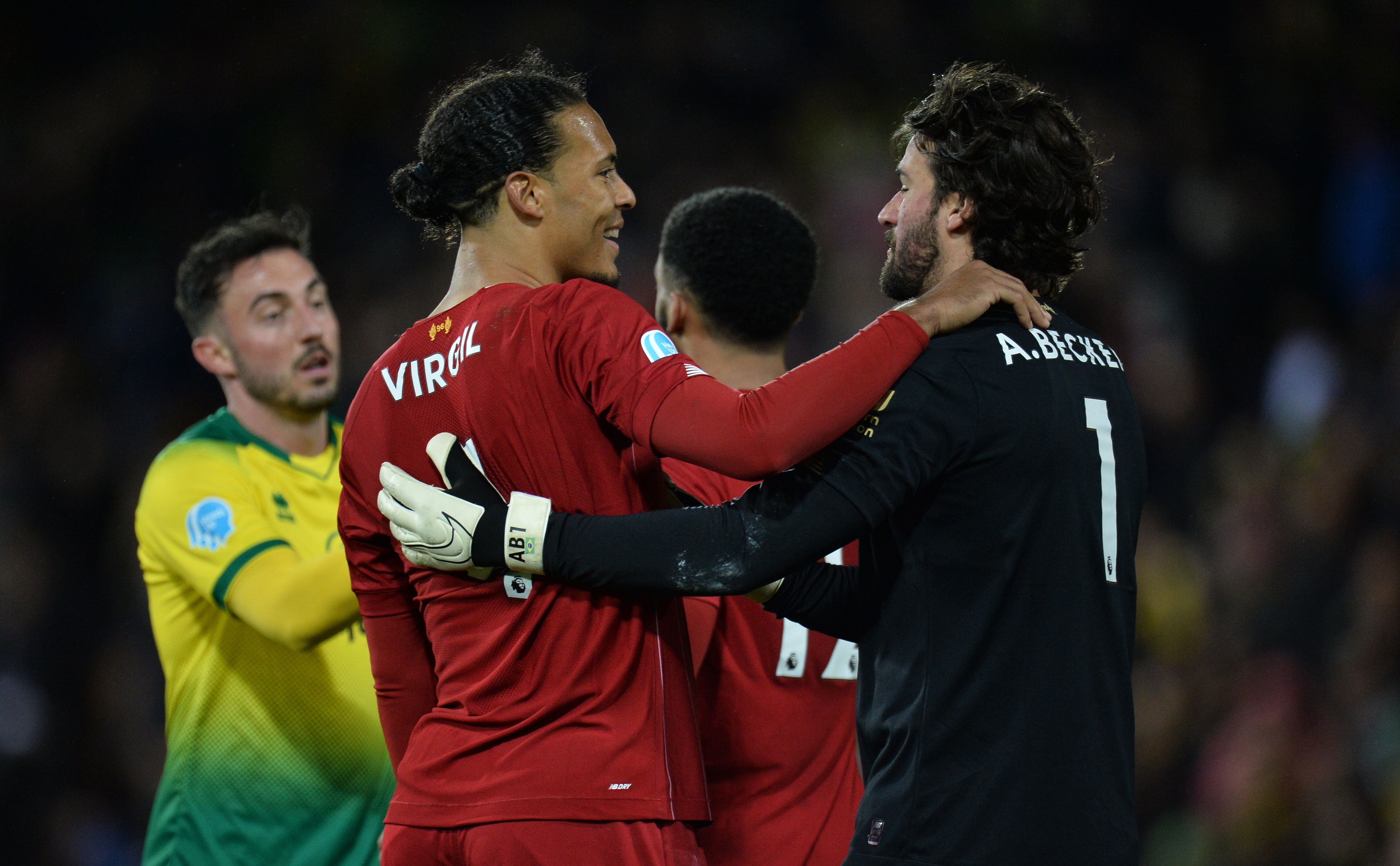 Virgil Van Dijk celebra con el portero Alisson Becker al final del partido contra el Norwich City. (Foto Prensa Libre: EFE).