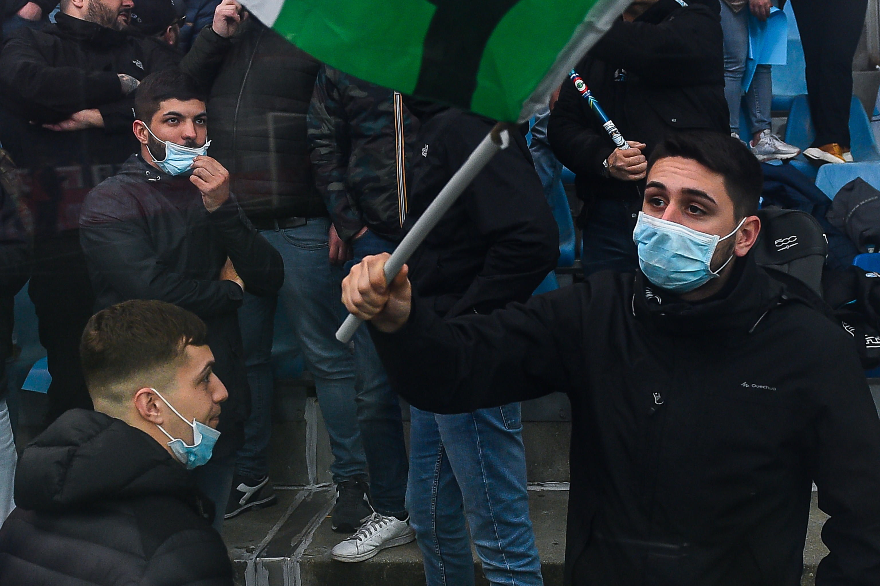 Los aficionados se protegen del coronavirus en los partidos de futbol. (Foto Prensa Libre: EFE)