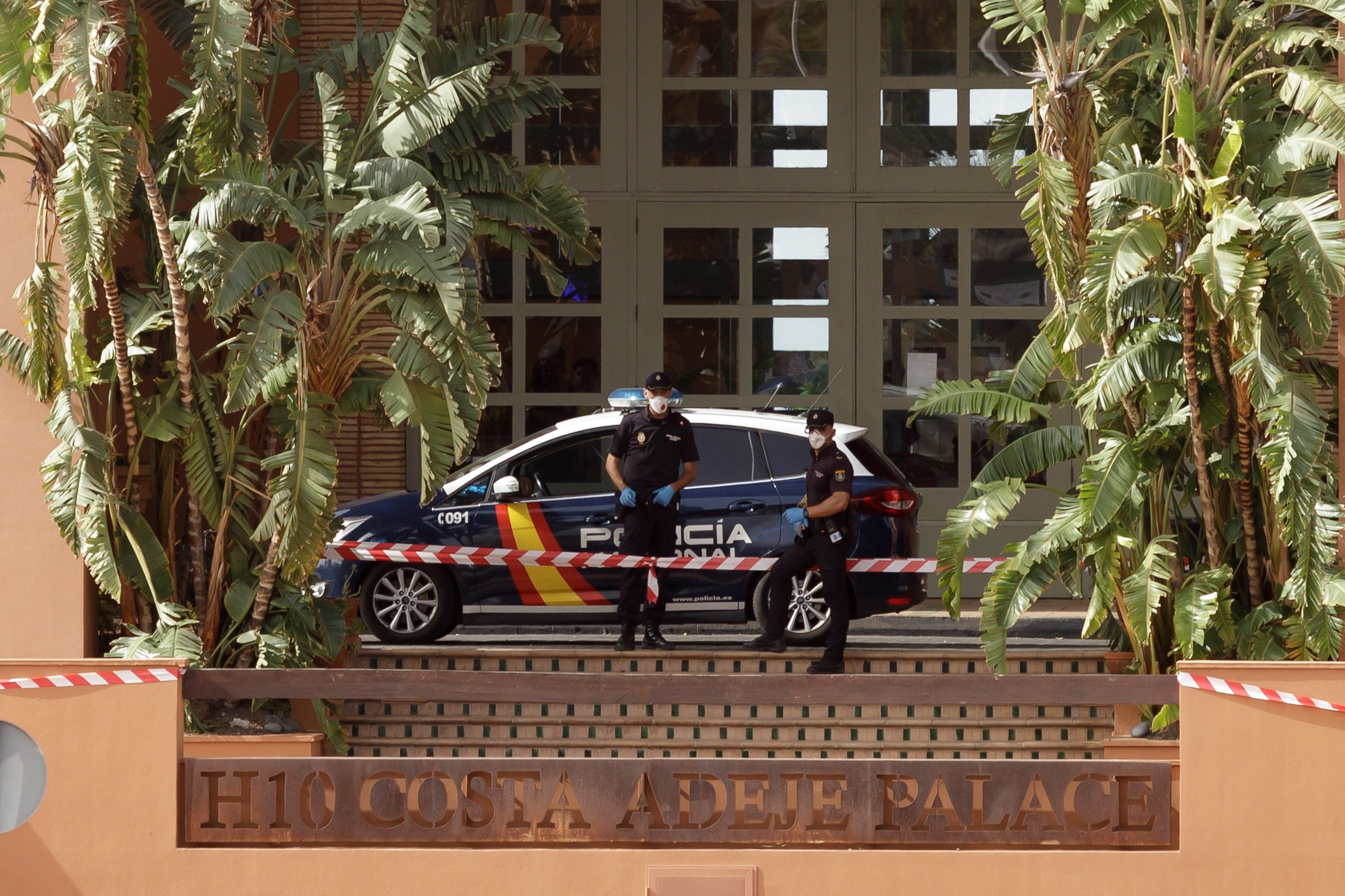 La Policía Nacional custodia un hotel en Adeje, Santa Cruz de Tenerife, este 25 de febrero, cuyos clientes y trabajadores se encuentran en vigilancia sanitaria, tras dar positivo en coronavirus de Wuhan un ciudadano italiano que se hospedaba en el establecimiento. (Foto Prensa Libre: EFE)