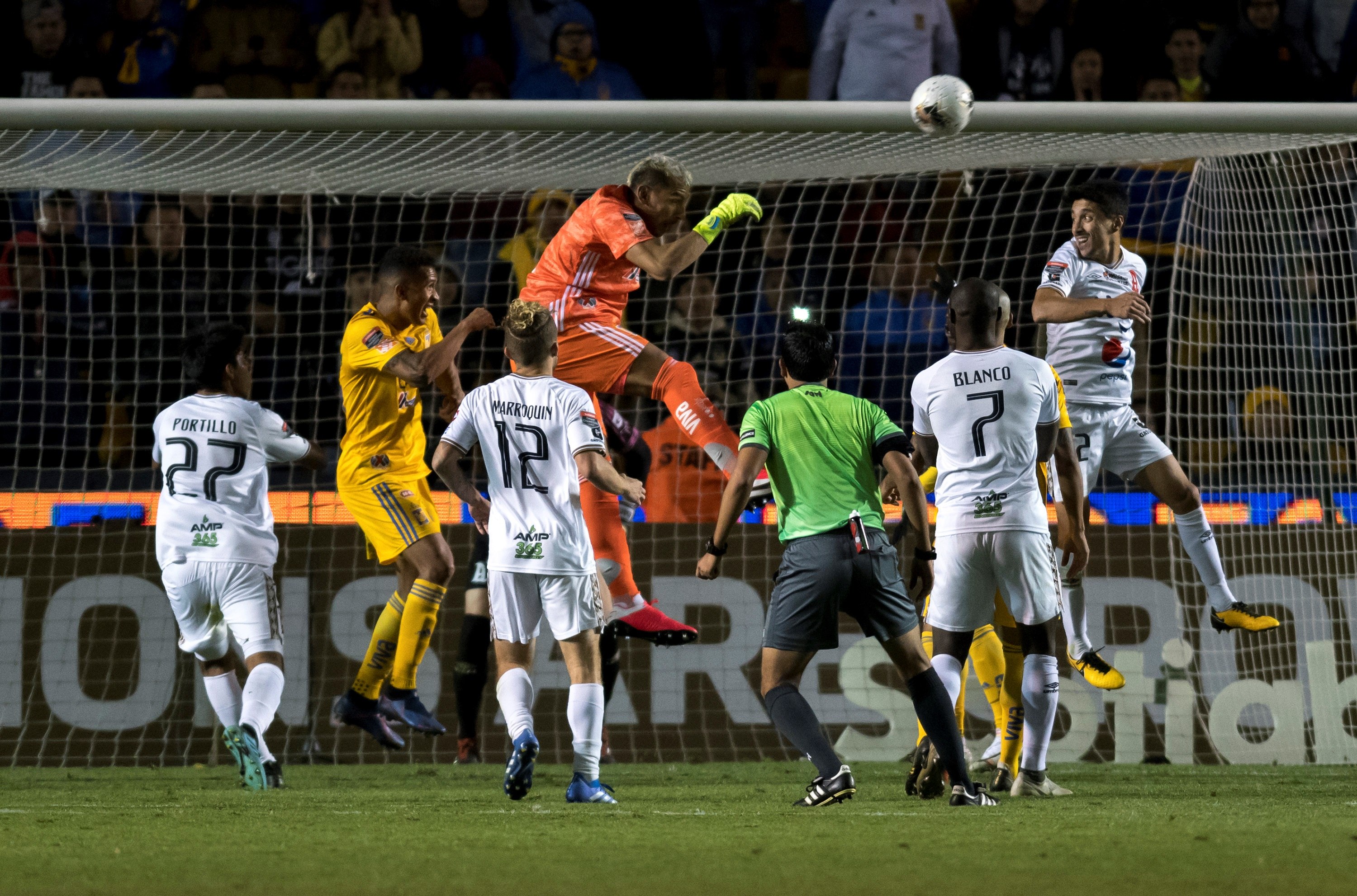 Nahuel Guzmán (c) portero de Tigres de México remata el balón en una jugada ante Alianza FC del Salvador. (Foto Prensa Libre: EFE)