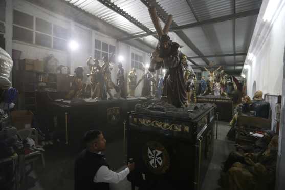 Los Pasos que representan estaciones del Viacrucis se encuentran albergados en una bodega donde se encontraba el antiguo colegio Betanzos. Foto Prensa Libre: Óscar Rivas