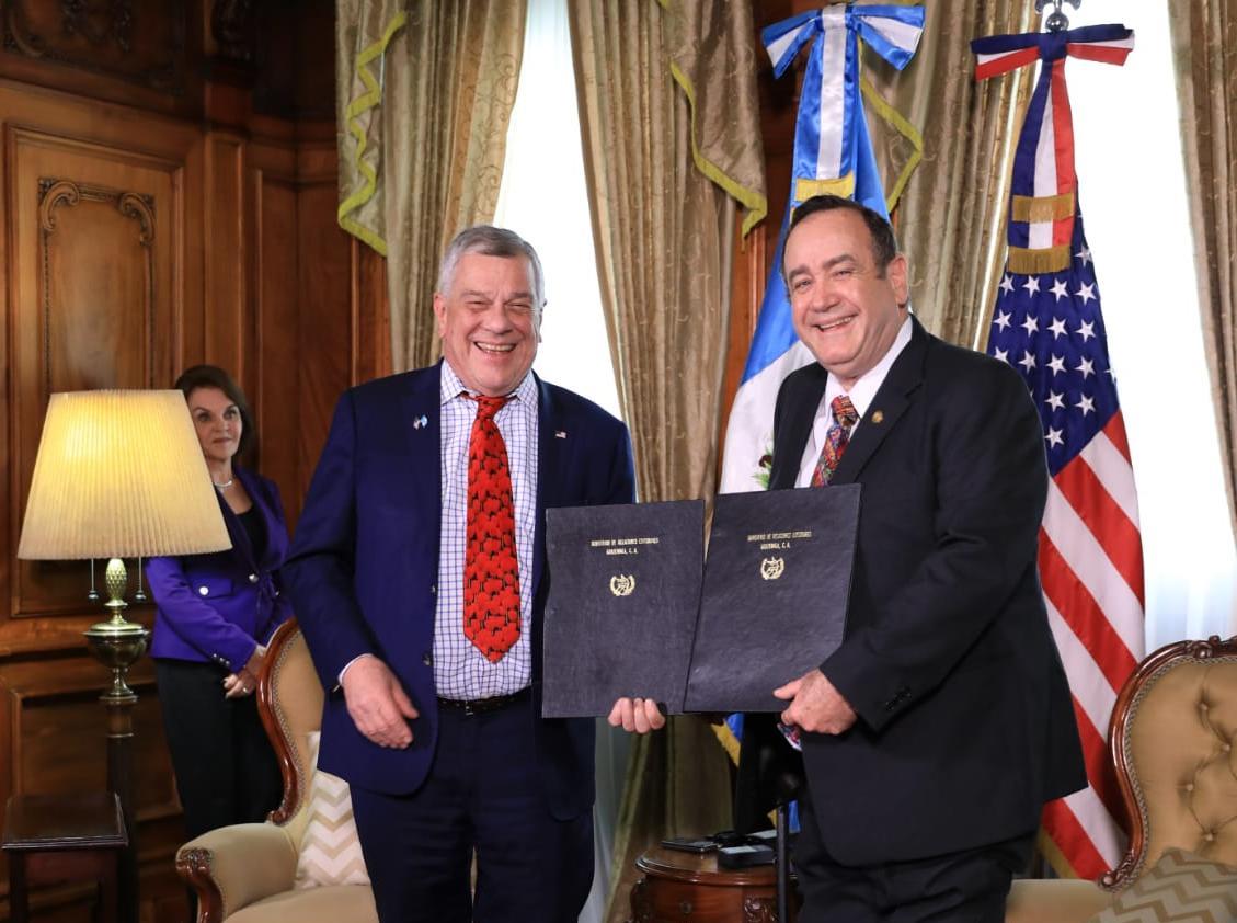 Michael Kozak, subsecretario de Estado de Estados Unidos, y Alejandro Giammattei, presidente de Guatemala. (Foto Prensa Libre: Presidencia)