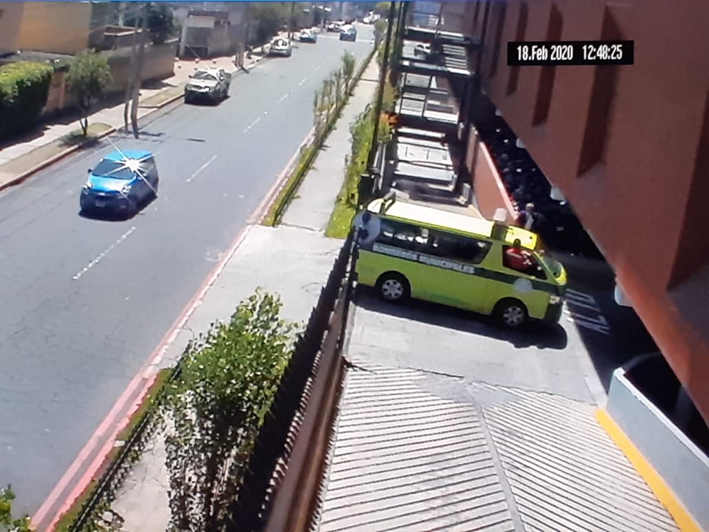 Unidad de los Bomberos Municipales ingresan al centro comercial de la zona 11, donde falleció un cocinero. (Foto Prensa Libre: Cortesía)