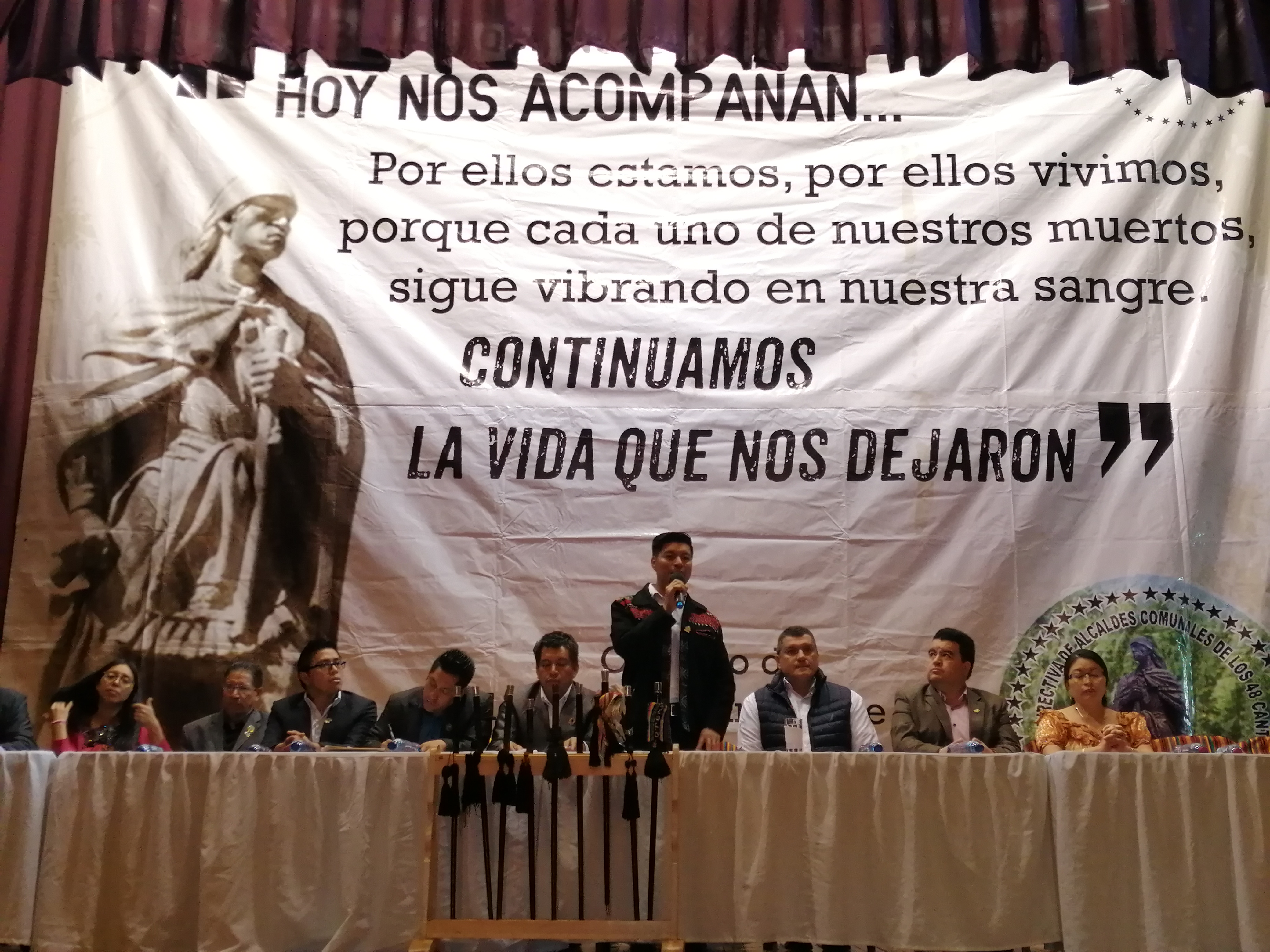 La junta directiva de los 48 Cantones expone sus demandas al vicepresidente Guillermo Castillo. (Foto Prensa Libre: María Longo) 