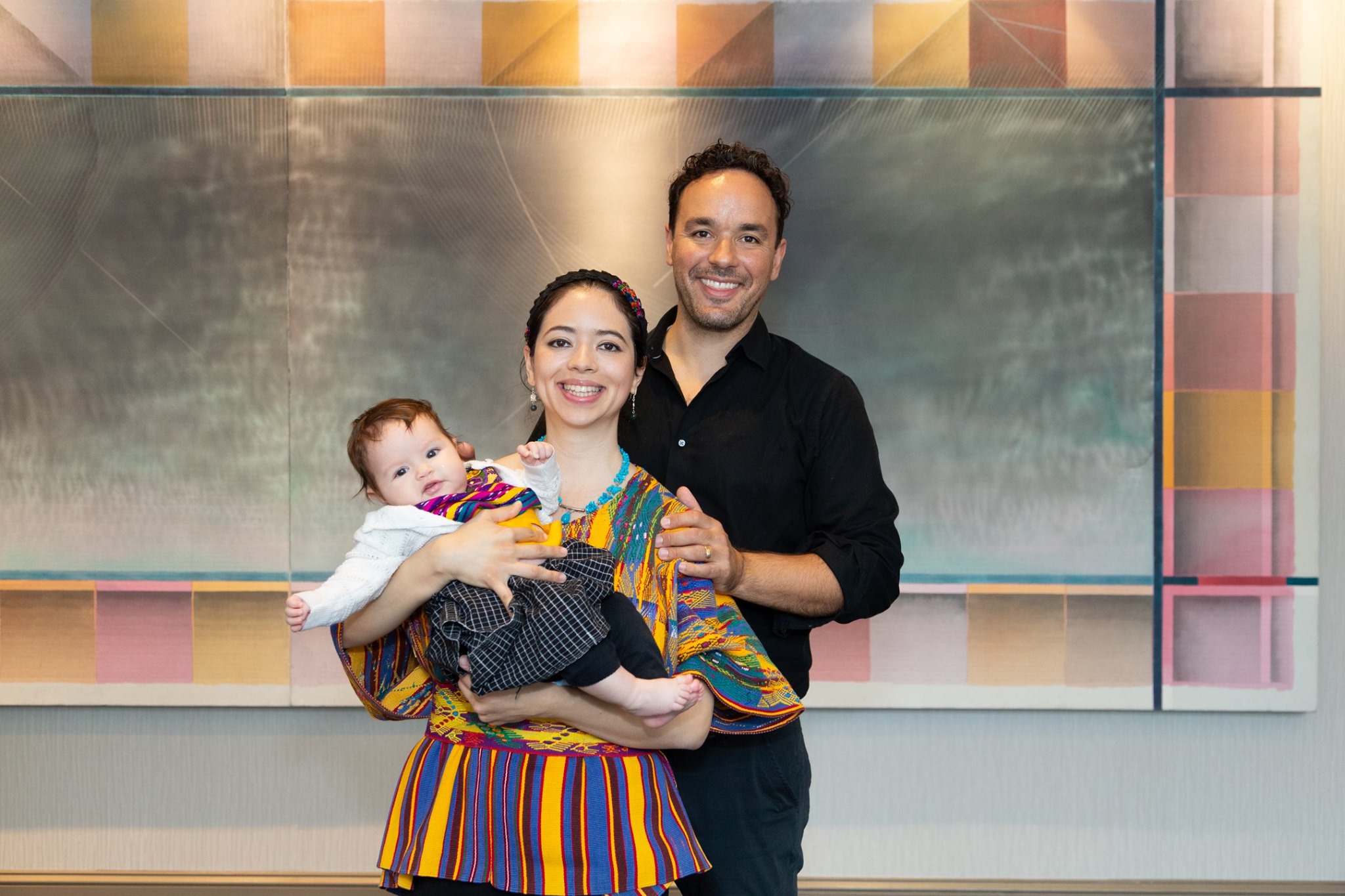 La doctora Susana Arrechea junto a su esposo el doctor Jalel Sager y su hija Aya de 4 meses después de haber recibido el galardón de la OWSD. (Foto Prensa Libre: Elsevier)