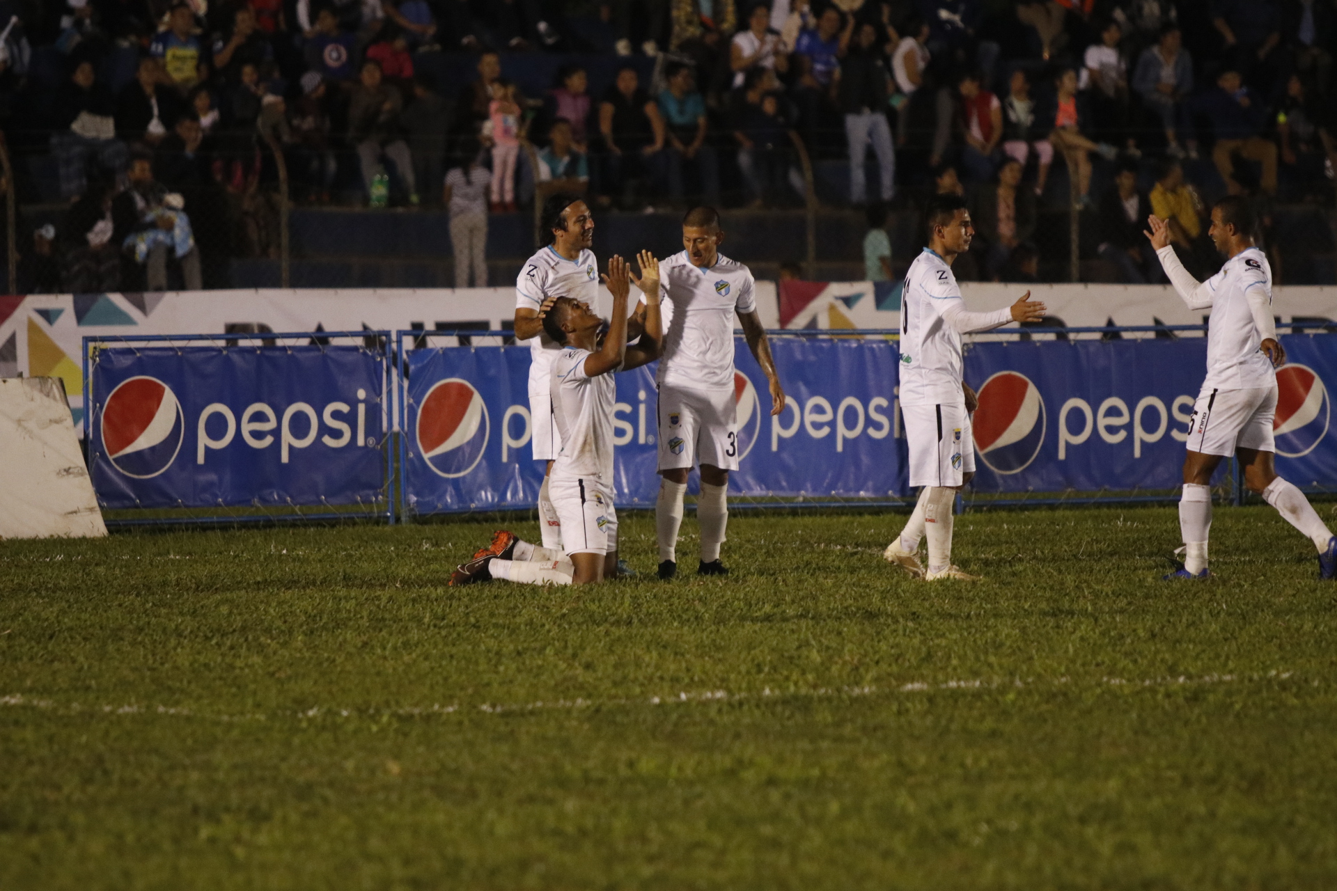 Los jugadores cremas festejaron en la casa de Cobán Imperial. (Foto Prensa Libre: José Sierra)