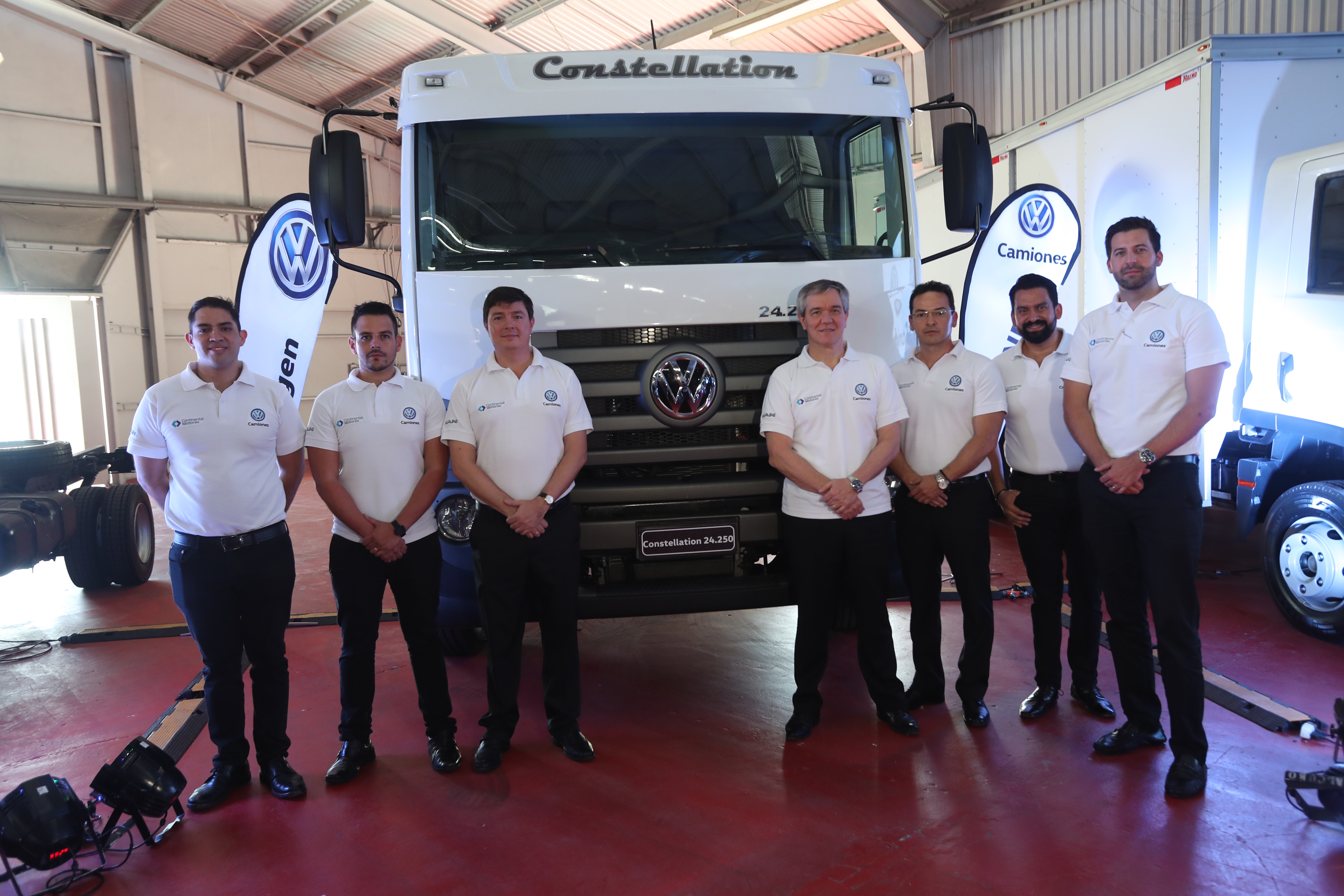 Leonardo Soloaga, director ventas internacionales de Volkswagen, junto a ejecutivos de Continental Motors. Foto Prensa Libre: Norvin Mendoza