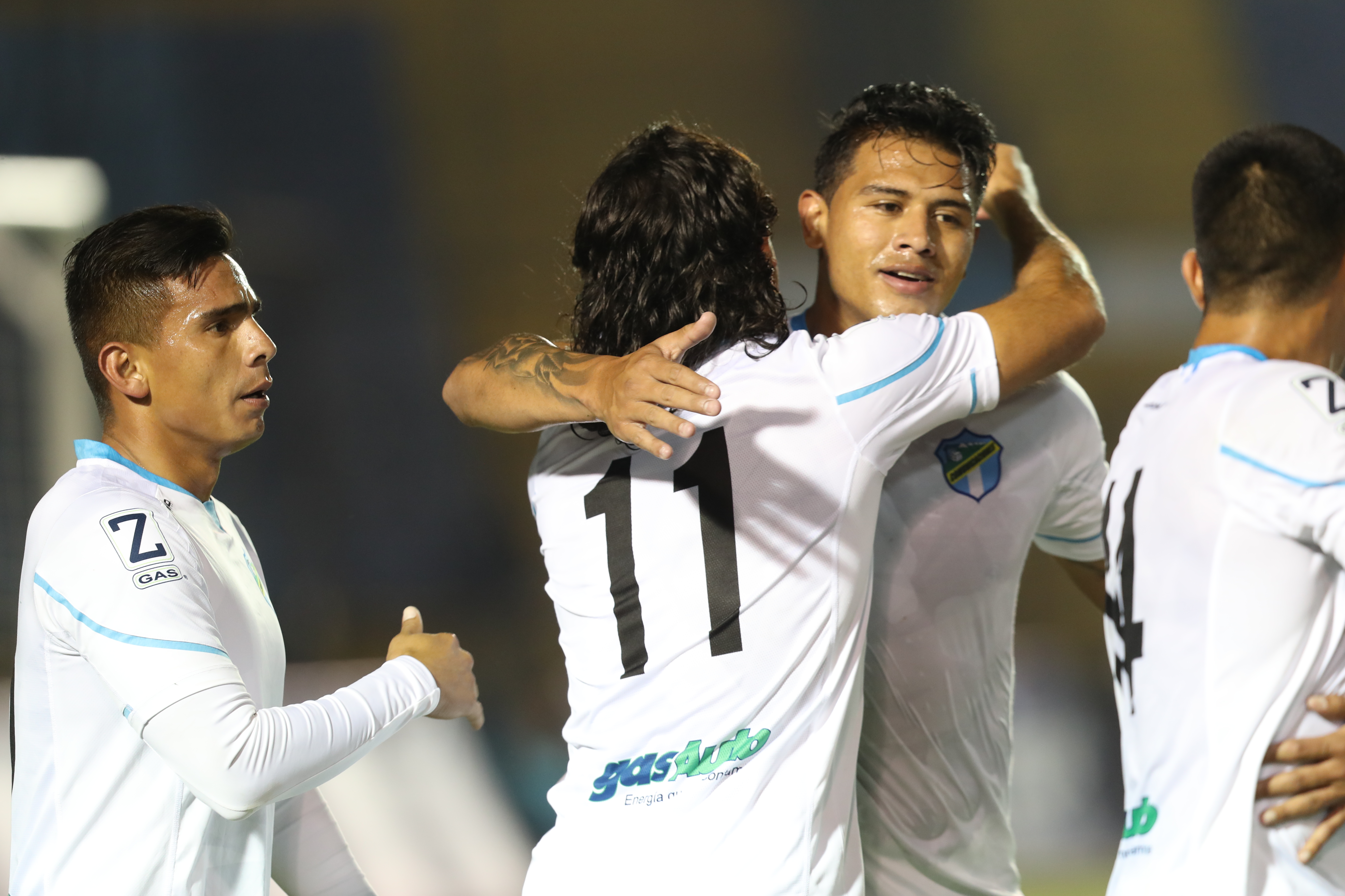 Agustín Herrera celebra con sus compañeros el gol del triunfo. (Foto Prensa Libre: Norvin Mendoza)