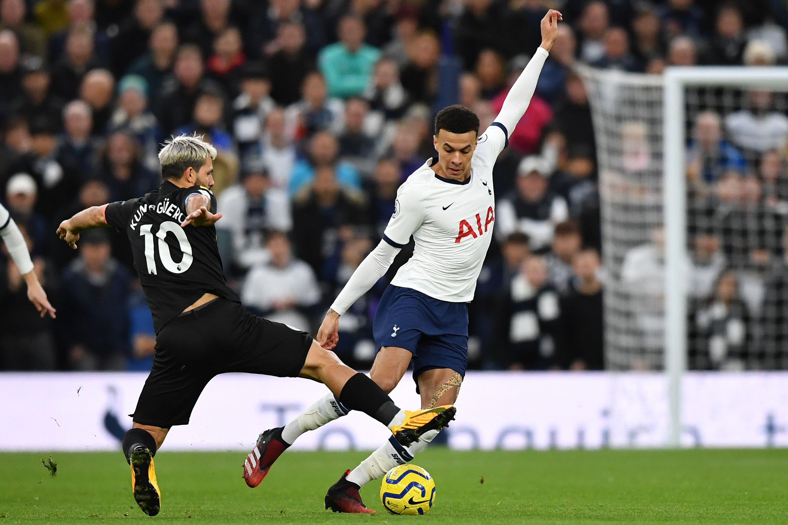 Dele Alli (Derecha) está en serios aprietos por una broma del mal gusto. (Foto Prensa Libre: AFP)