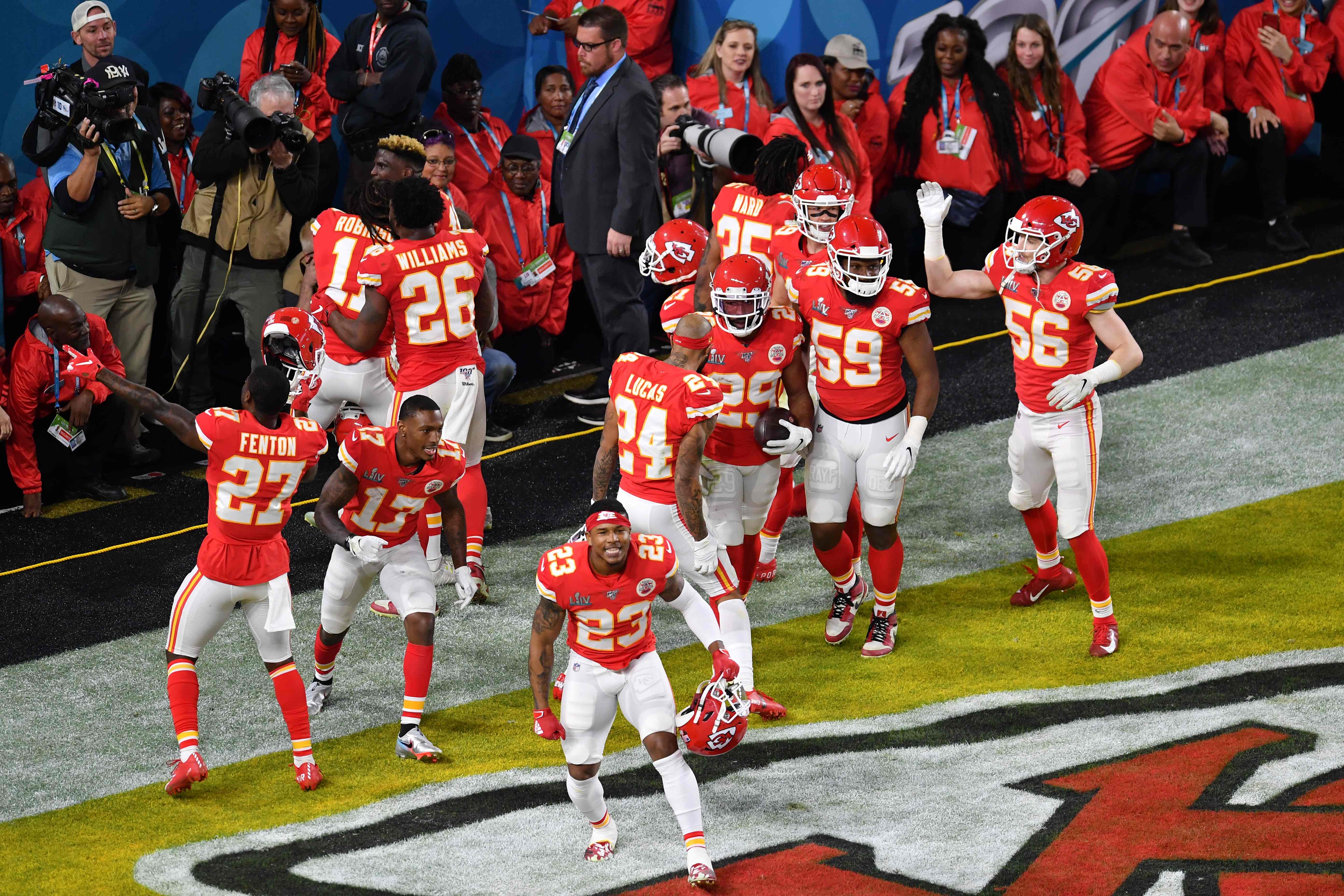 El equipo de los Chiefs de Kansas City ganó el Super Bowl 2020 el pasado domingo y varias empresas confeccionadoras de ropa deportiva en Guatemala recibieron órdenes de pedidos. (Foto Prensa Libre: AFP)   