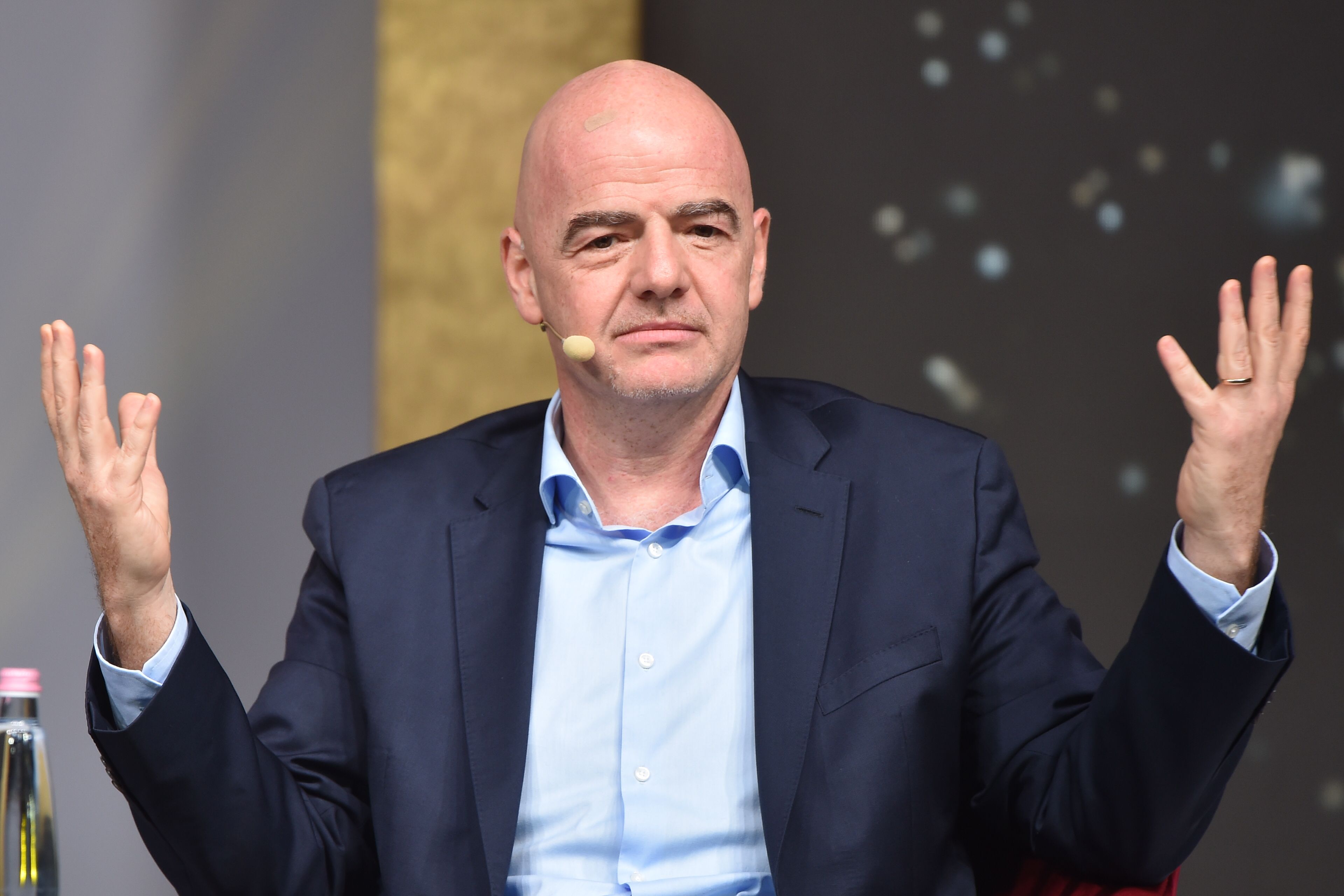 Gianni Infantino, presidente de la Fifa, está preocupado por las deudas a los futbolistas. (Foto Prensa Libre:  AFP)