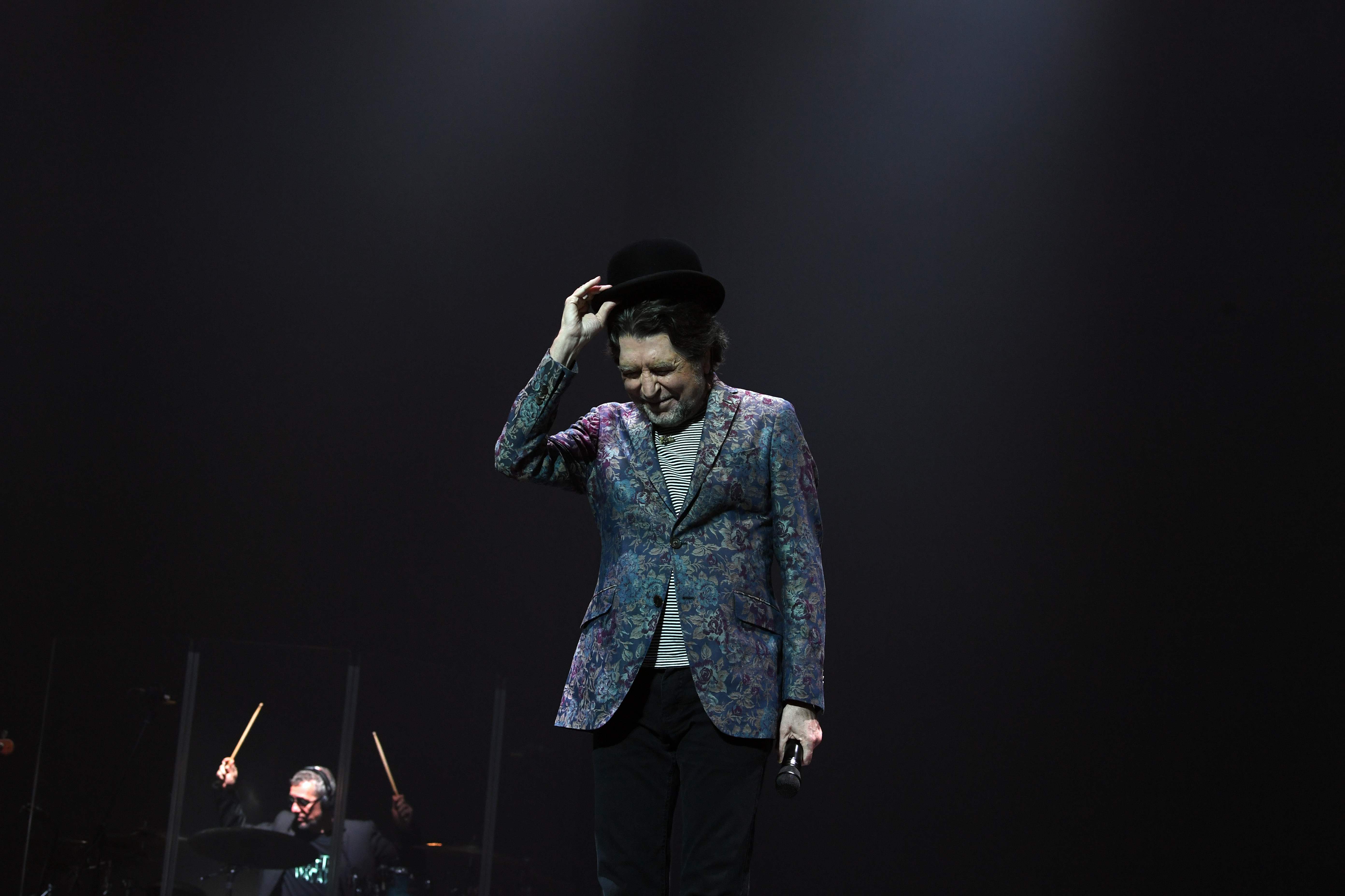 En esta foto de archivo tomada el 24 de noviembre de 2019, el músico español Joaquín Sabina se presenta durante su presentación con Joan Manuel Serrat (fuera de cuadro) en el Antel Arena de Montevideo, el 23 de noviembre de 2019. (Foto Prensa Libre: AFP).