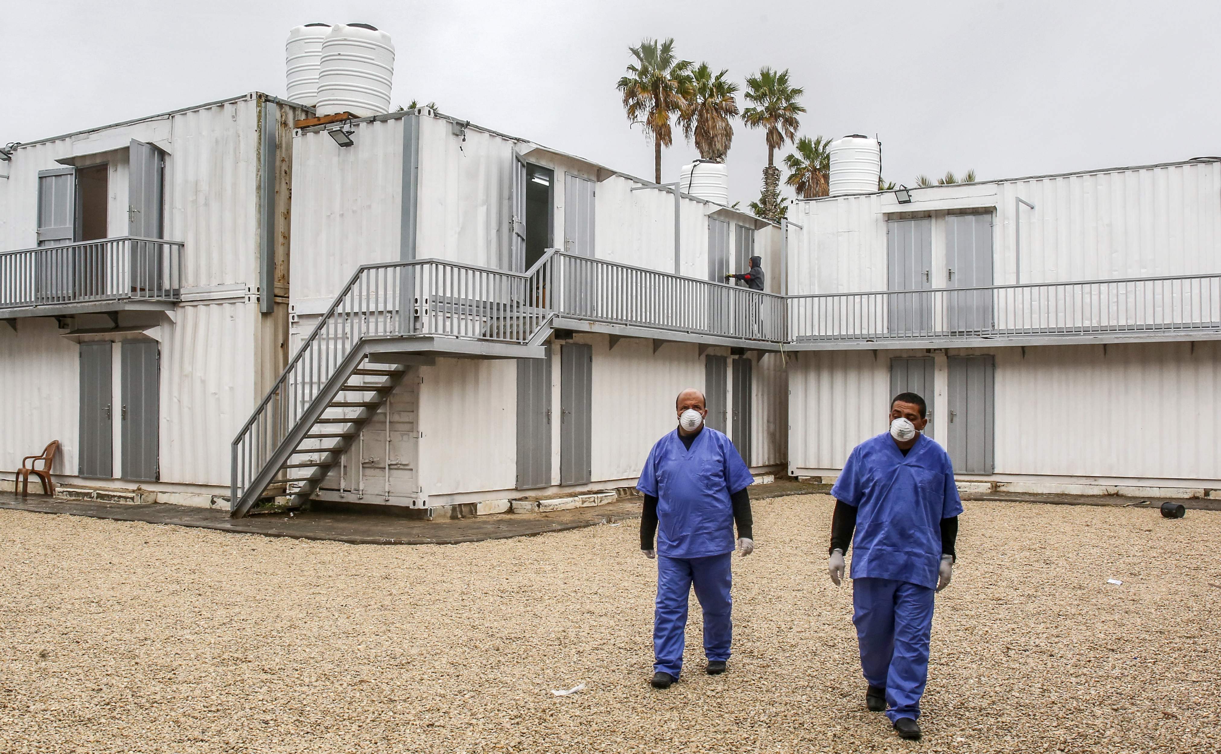 La zona de cuarentena por el coronavirus instalada en la Franja de Gaza para evaluar a los viajeros. (Foto Prensa Libre: AFP)