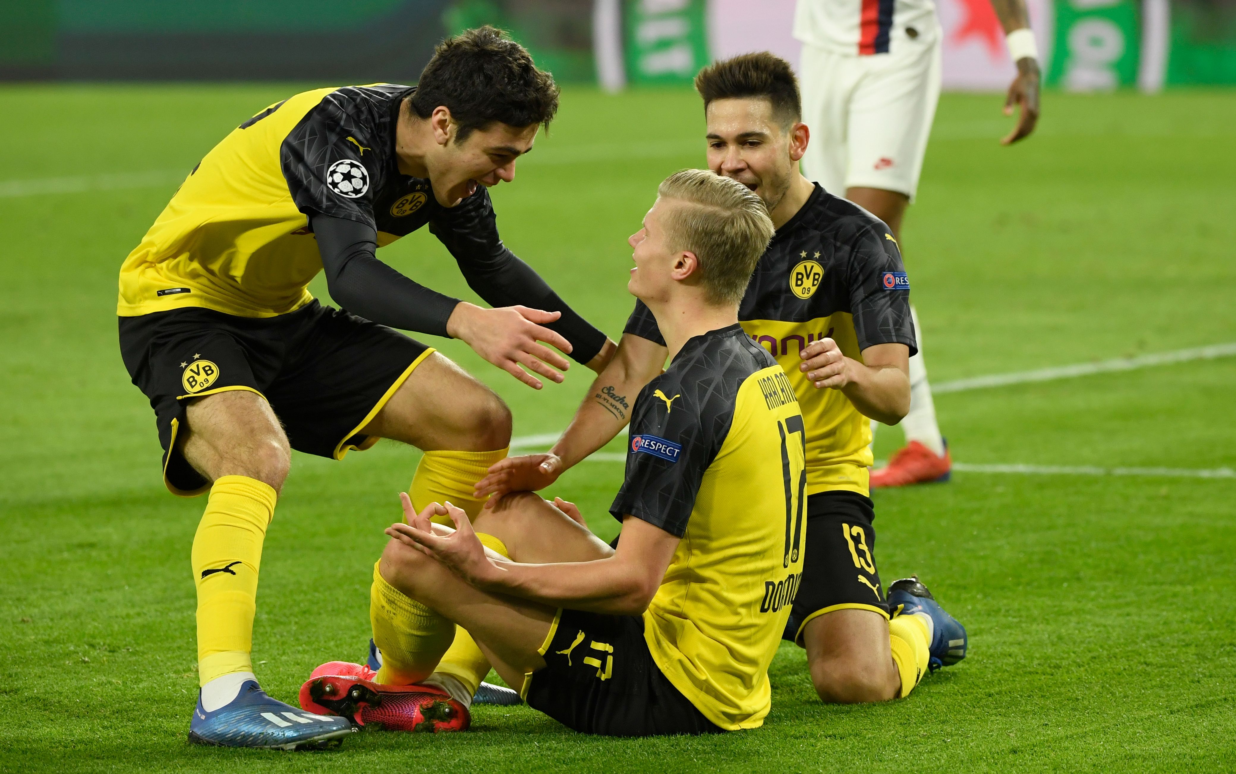 El delantero noruego Erling Braut Haaland celebra con sus compañeros el triunfo frente al PSG. (Foto Prensa Libre: AFP)