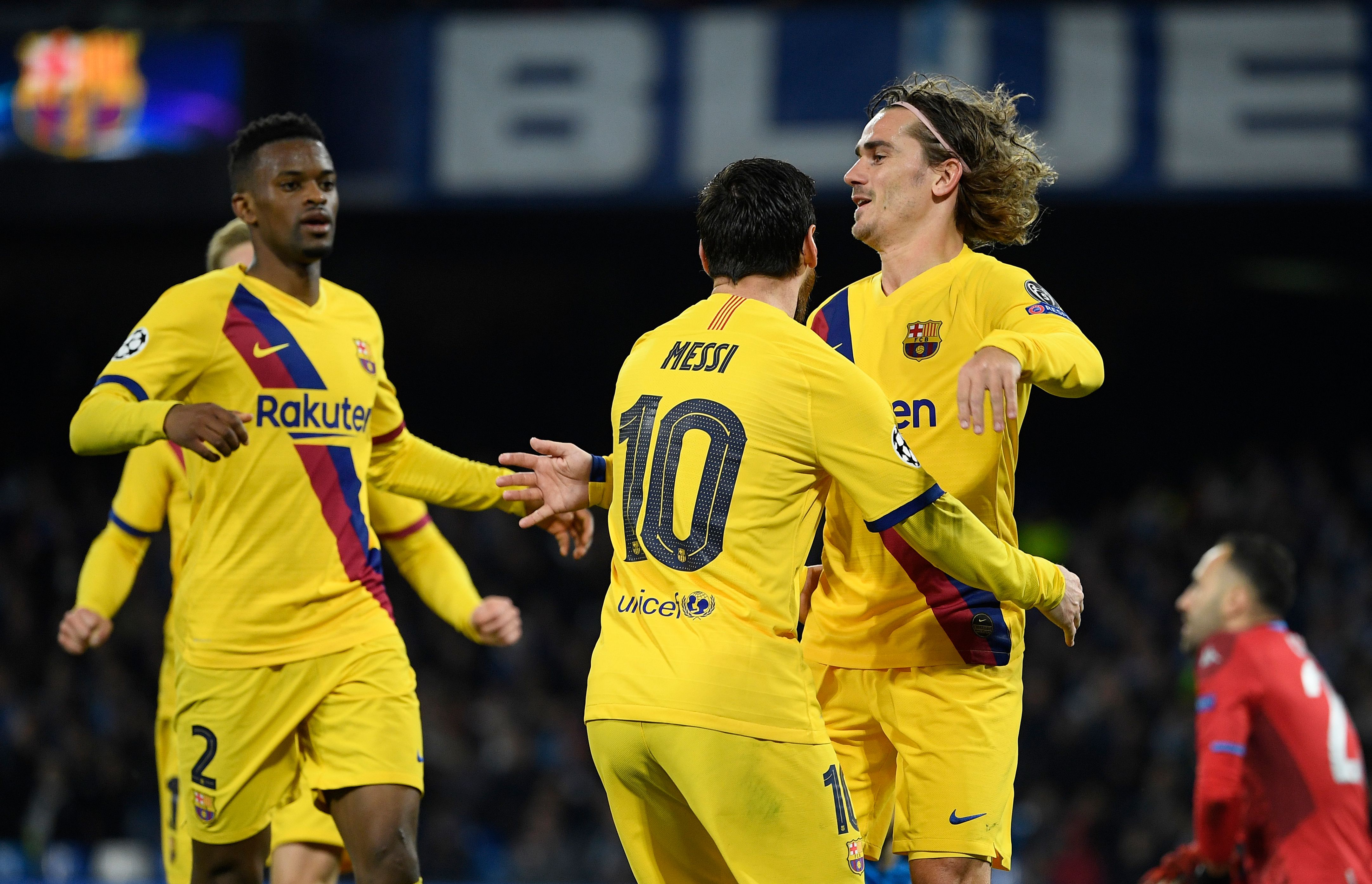 El delantero francés Antoine Griezmann celebra con sus compañeros el gol del empate frente al Nápoli. (Foto Prensa Libre: EFE)