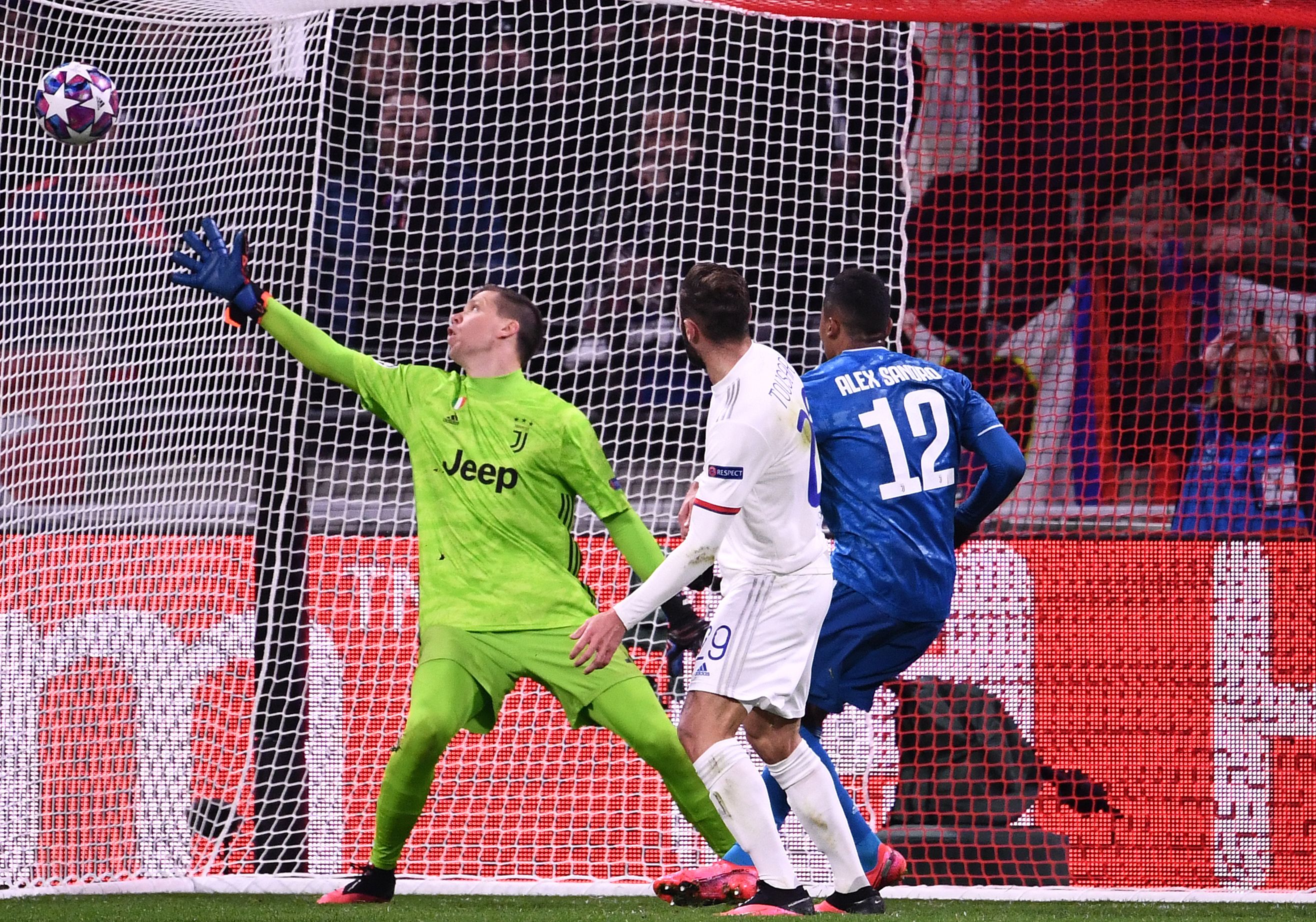 El mediocampista Lucas Tousart (C) anotó el único gol del juego y que representó el triunfo del Lyon. (Foto Prensa Libre: AFP)