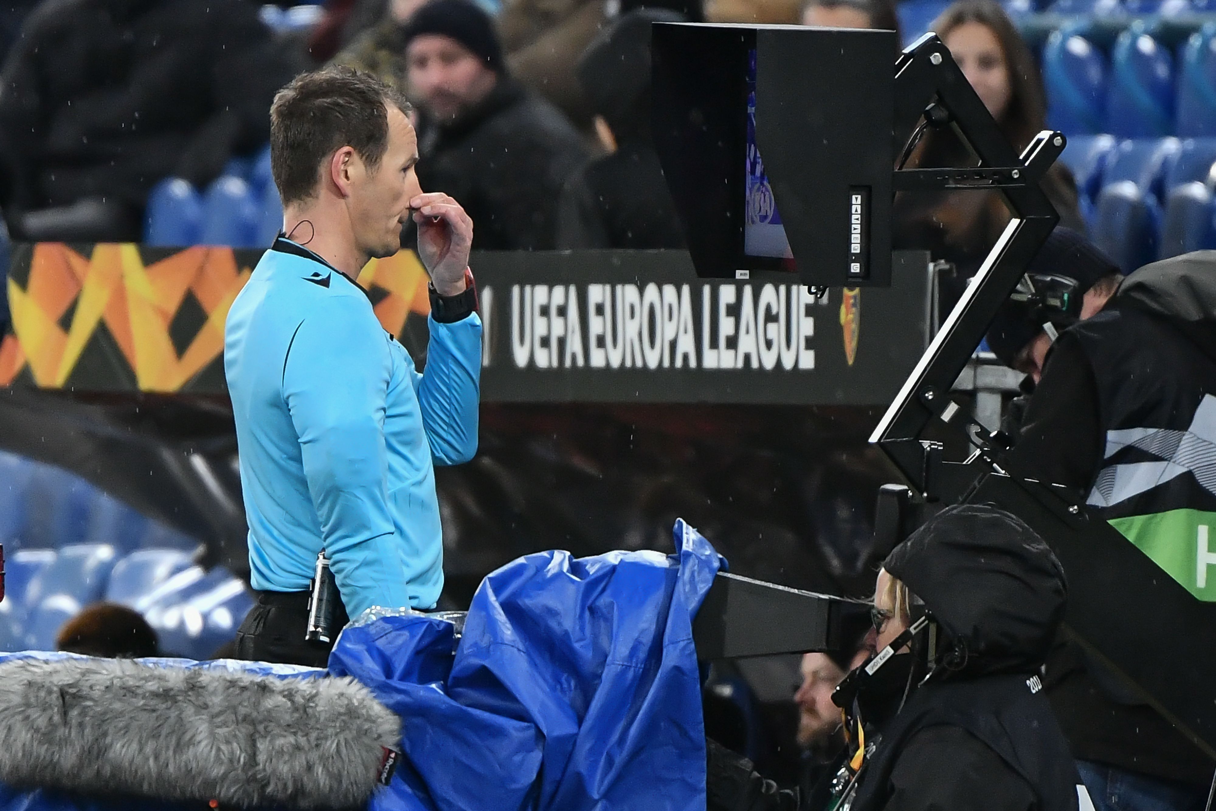 Pavel Kralovec consulta el VAr durante un uego de Europa League entre el FC Basel y APOEL FC. Foto Prensa Libre: AFP.