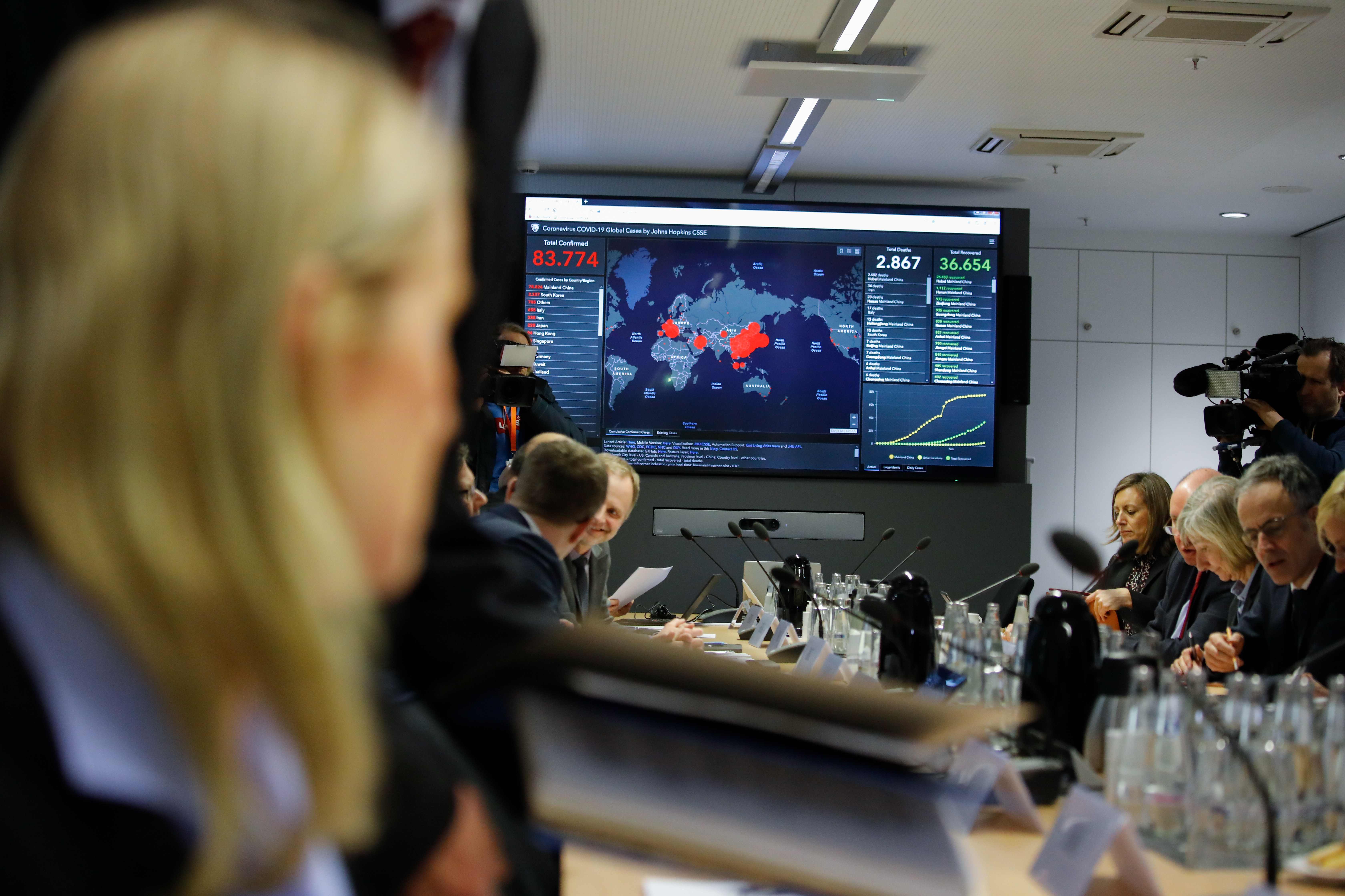 Periodistas filman la reunión de la unidad creada en Alemania para contener el coronavirus, este 28 de febrero. (Foto Prensa Libre: AFP)