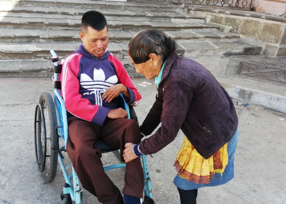 Alicia se encarga del arreglo personal de su hijo Rafael. (Foto Prensa Libre: Oscar Fernando García).