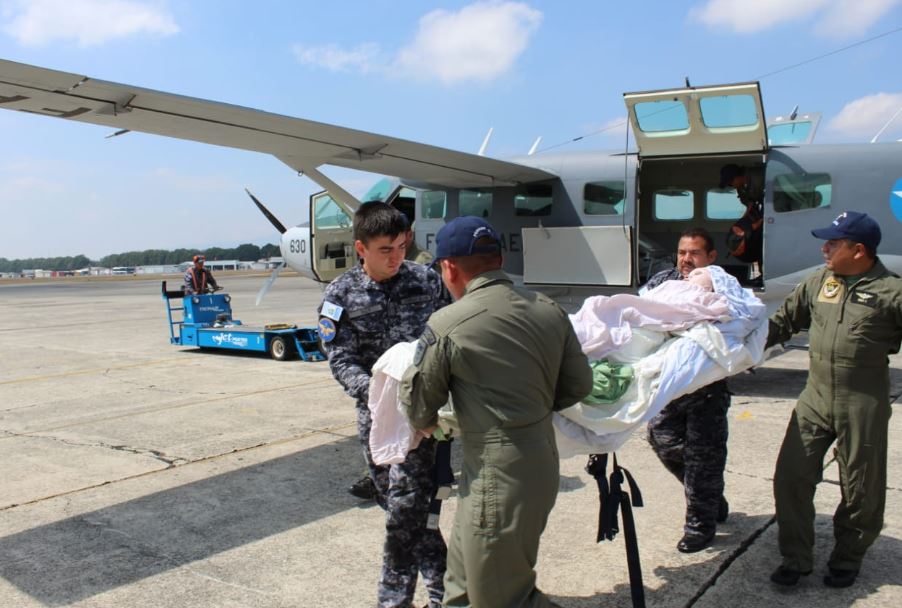 La atleta Gladys Fabiola Telles Morales es trasladada de Poptún, Petén, a Escuintla para ser tratada por las quemaduras que sufrió. (Foto Prensa Libre: Carlos Hernández).