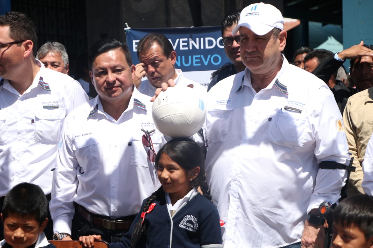 El presidente Alejandro Giammattei en escuelas de Palestina de Los Altos y San Juan Ostuncalco entregó escritorios. (Foto Prensa Libre: Raúl Juárez) 