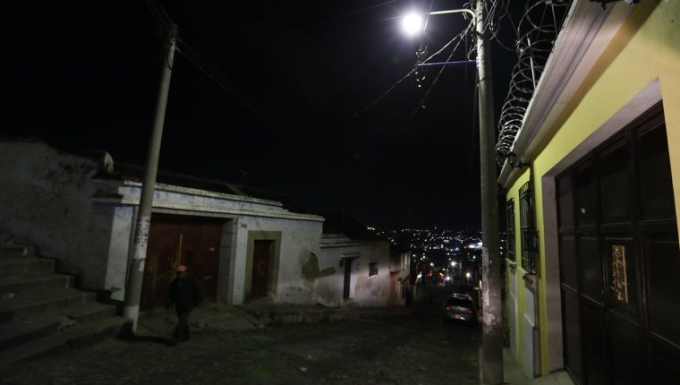 En varios municipios se cuestiona la falta de controles para los cobros por alumbrado público ya que superan el monto del consumo propio de energía en los hogares. (Foto, Prensa Libre: Hemeroteca PL).