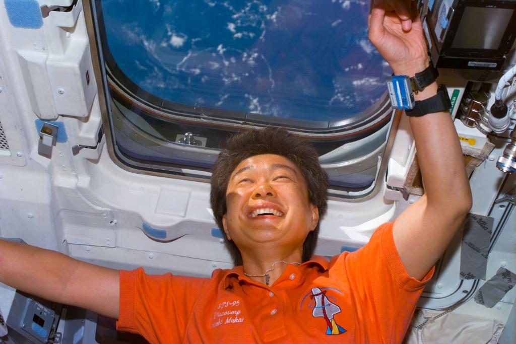 La doctora japonesa Chiaki Mukai viajó en dos ocasiones al espacio y trabajó en misiones en las que desarrolló experimentos científicos y médicos. (Foto Prensa Libre: National Aeronautics and Space Administration -NASA-)