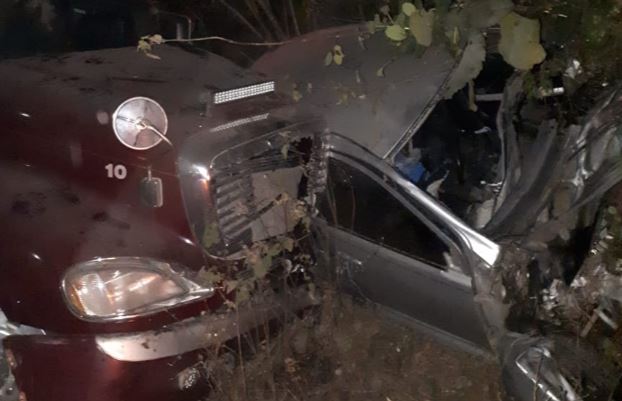 El vehículo de William Valdez chocó con un tráiler. (Foto Prensa Libre: Bomberos Voluntarios de Quetzaltenango).