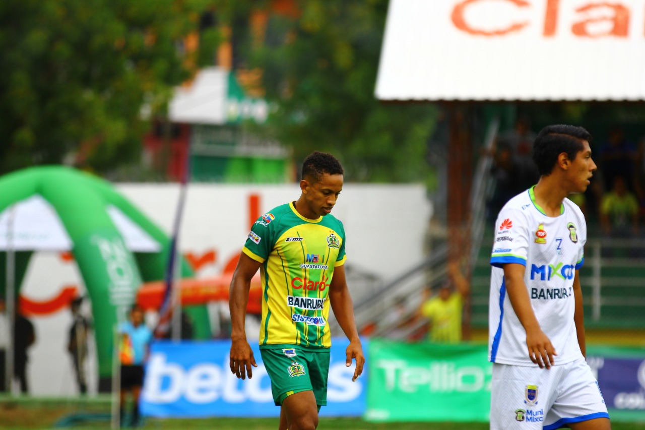 El jugador colombiano José Corena fue uno de los jugadores determinantes para el triunfo de Guastatoya frente a Mixco. (Foto Prensa Libre: Luis López)