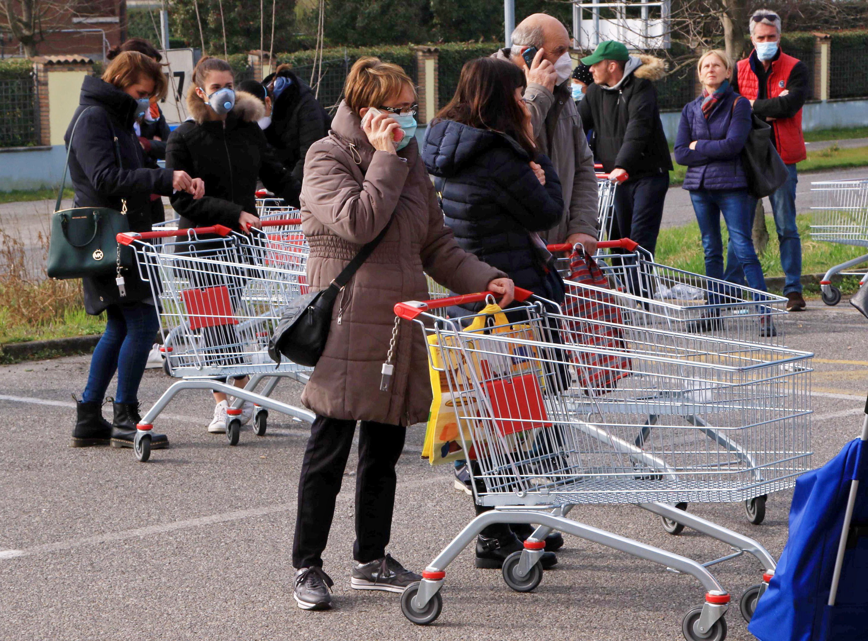 Residentes en la fila frente al supermercado Penny de Casalpusterlengo, una de las ciudades del norte de Italia que fueron bloqueadas debido al nuevo brote de coronavirus. (Foto Prensa Libre: EFE)