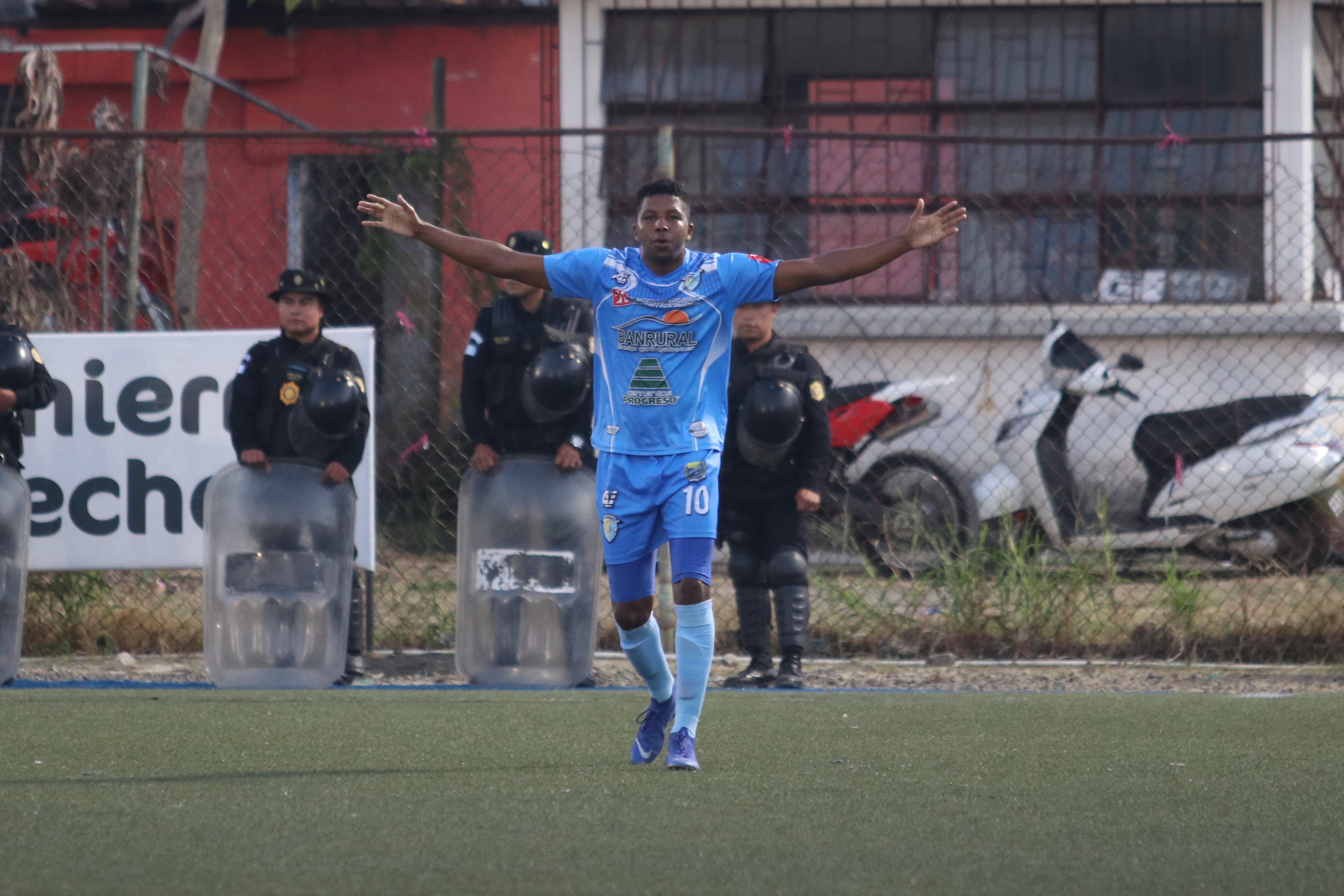 Zapata celebra después de marcar el primer gol de Sanarate. (Foto Prensa Libre: Raúl Juárez)