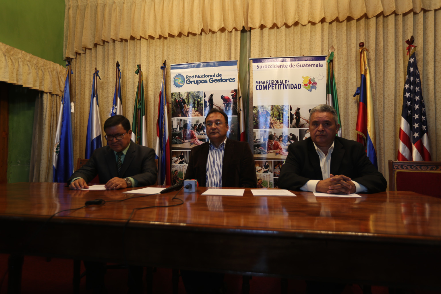 Los diputados Adán Pérez, Nery Mazariesgos y Emilio de Jesús Maldonado en la conferencia de prensa para informar sobre el foro que realizaron los congresistas en Xela . (Foto Prensa Libre: Archivo)