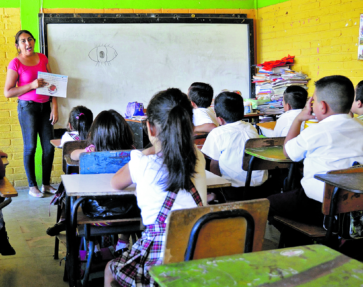 Los docentes son sometidos a una evaluación diagnóstica una sola vez y es cuando aspiran a ingresar al Mineduc. (Foto Prensa Libre: Hemeroteca PL)