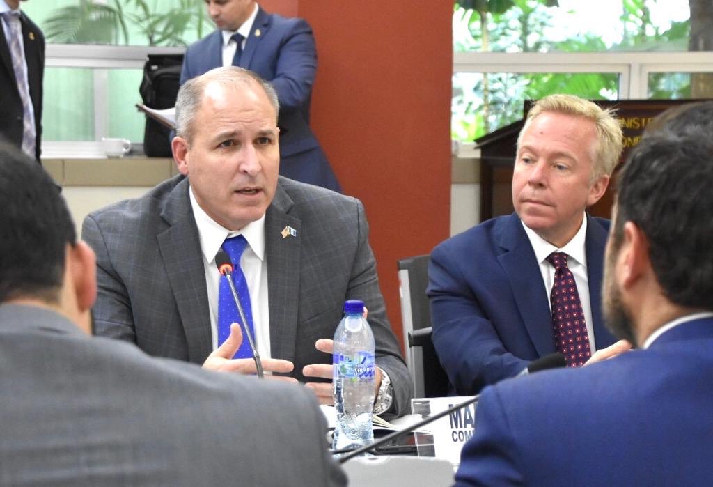 Mark Morgan, comisionado interino de Aduanas y Protección Fronteriza- de corbata azul- dialoga con el canciller guatemalteco Pedro Brolo -de espalda, saco azul-. (Foto Prensa Libre: Embajada de Estados Unidos en Guatemala)