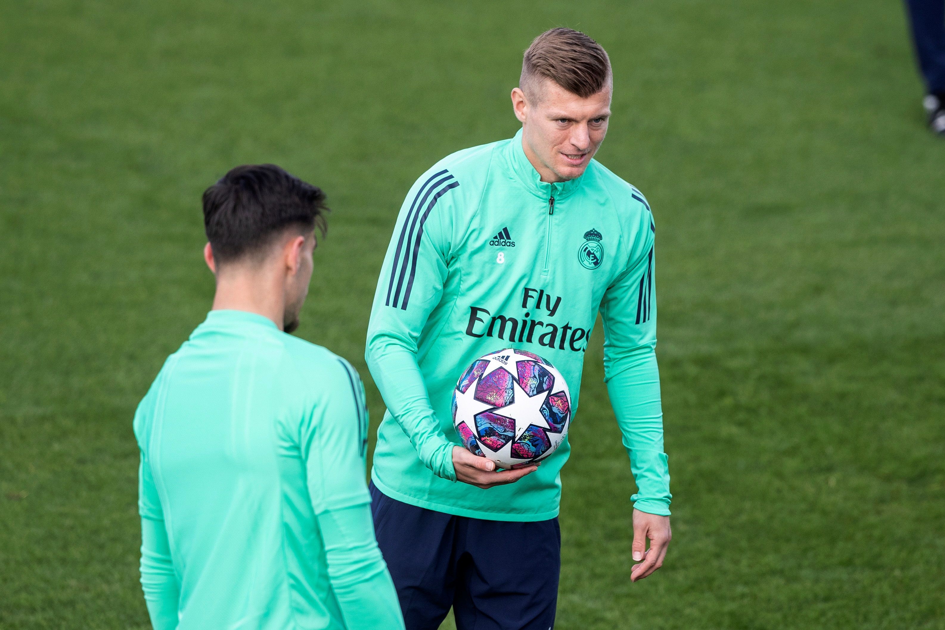 El centrocampista alemán del Real Madrid Toni Kroos, durante una de las prácticas. (Foto Prensa Libre: EFE)