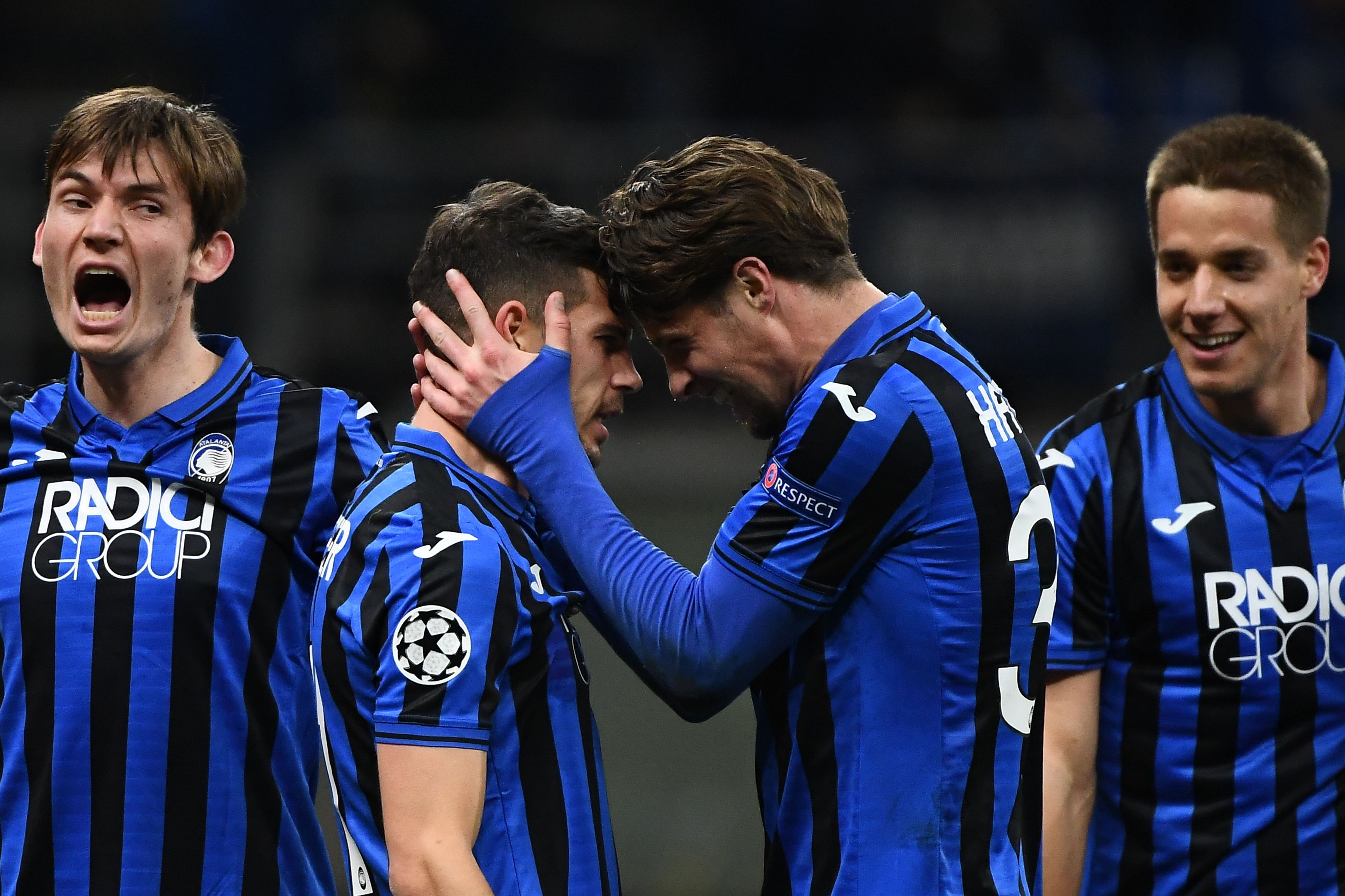 Así festejaron los jugadores del Atalanta, frente al Valencia. (Foto Prensa Libre: AFP)