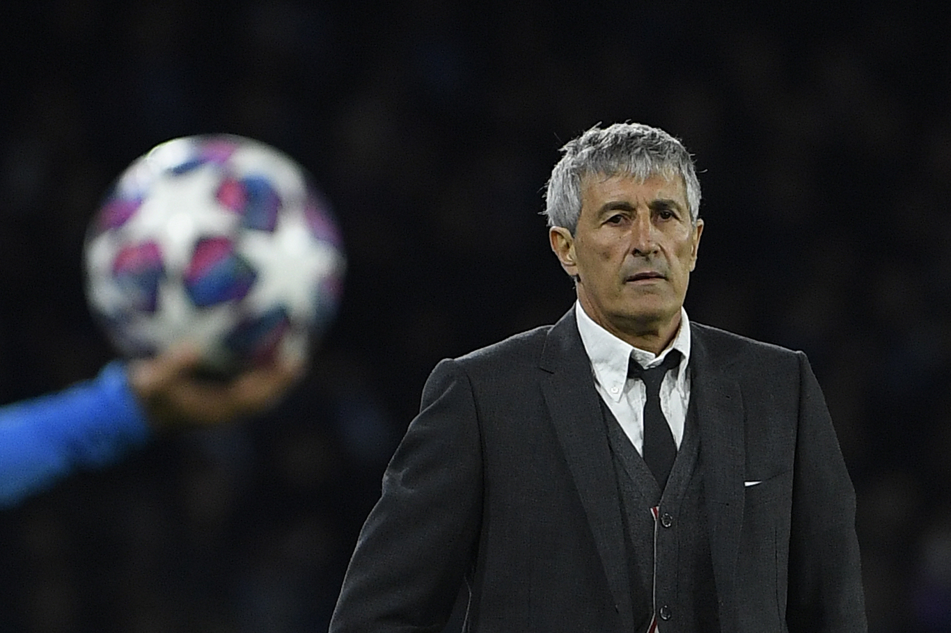 Quique Setién, entrenador del Barcelona, durante el partido en Nápoles. (Foto Prensa Libre: AFP)