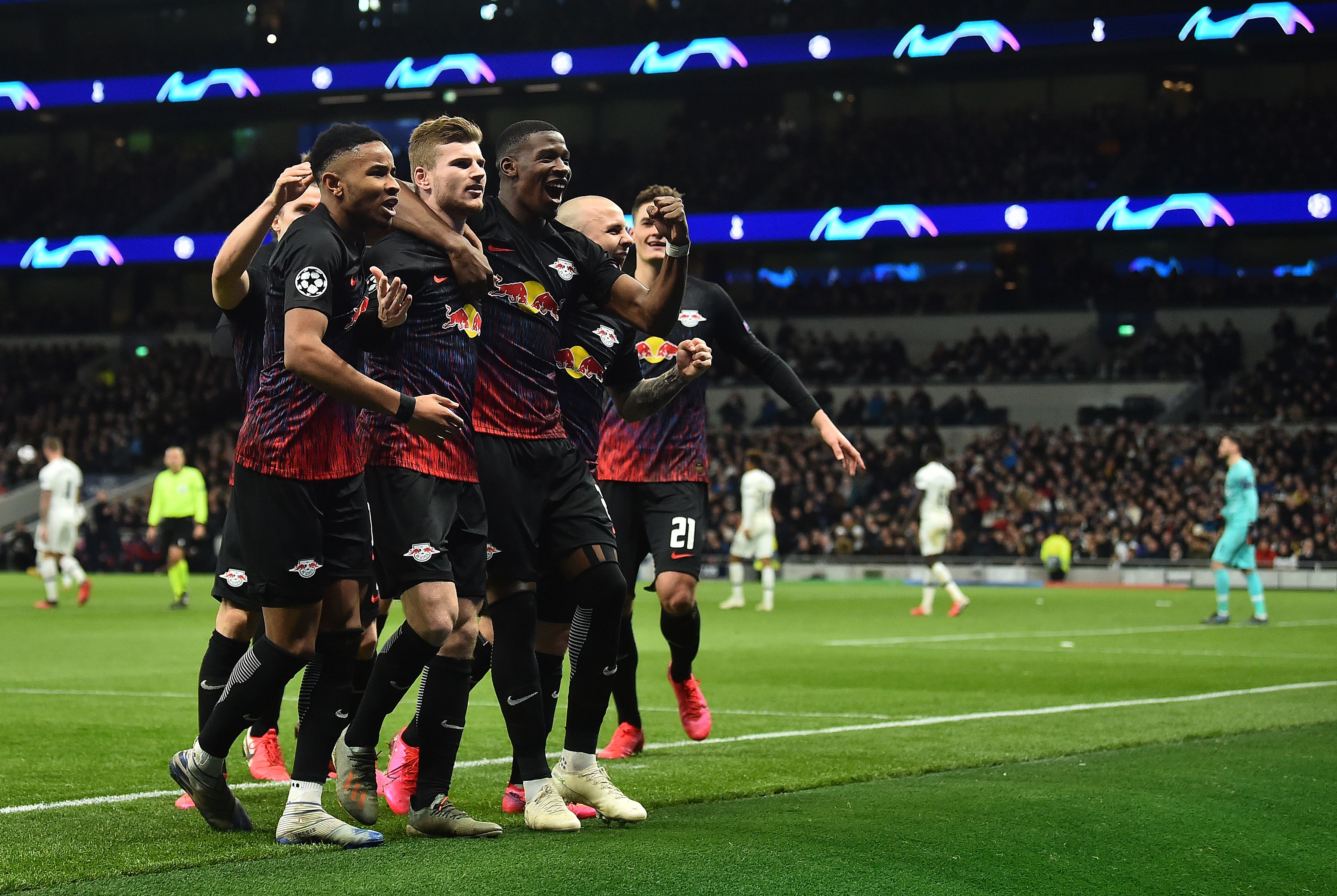 Timo Werner celebra con sus compañeros. (Foto Prensa Libre: AFP)