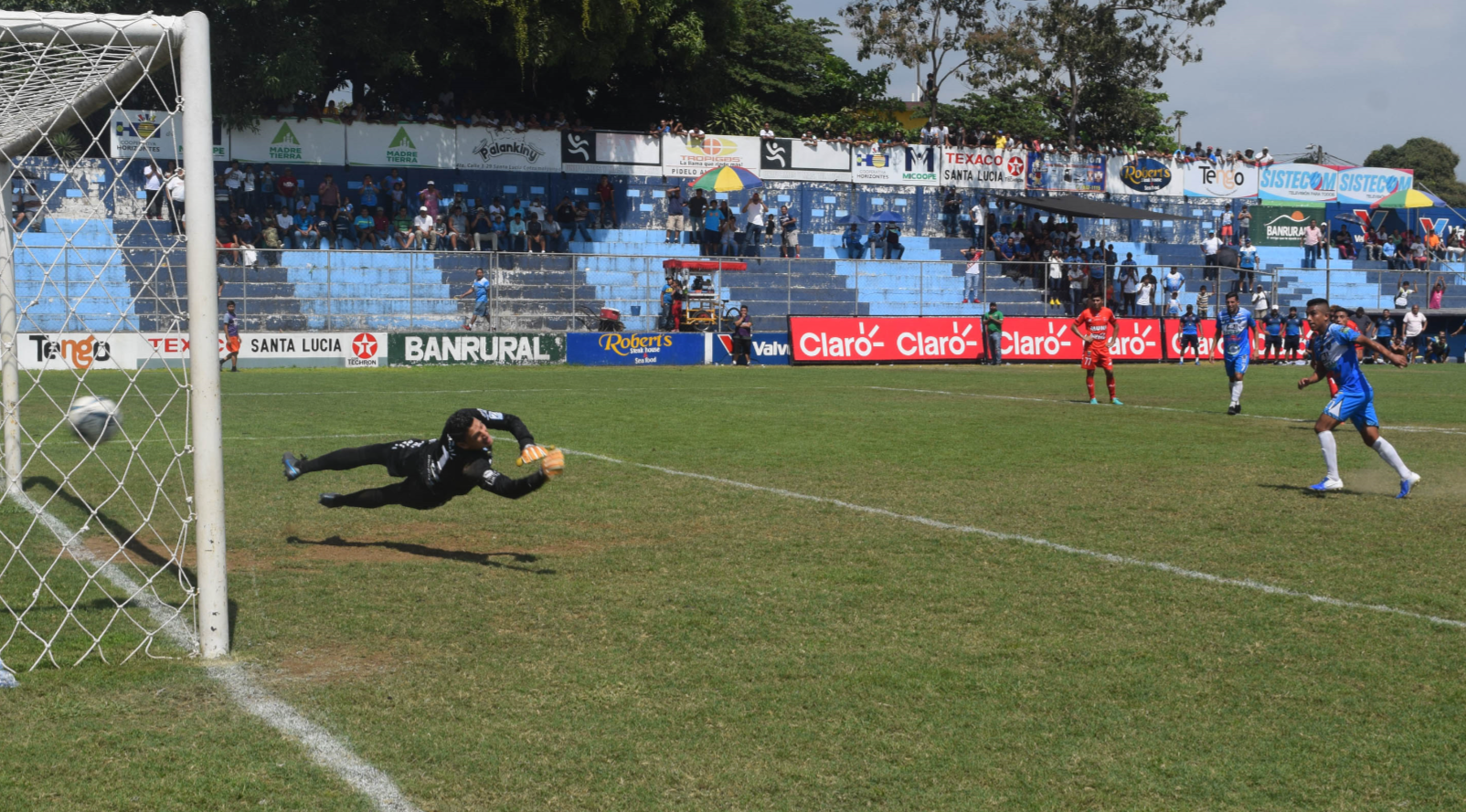 Santa Lucía sacó un importante resultado en su casa. (Foto Carlos Paredes)