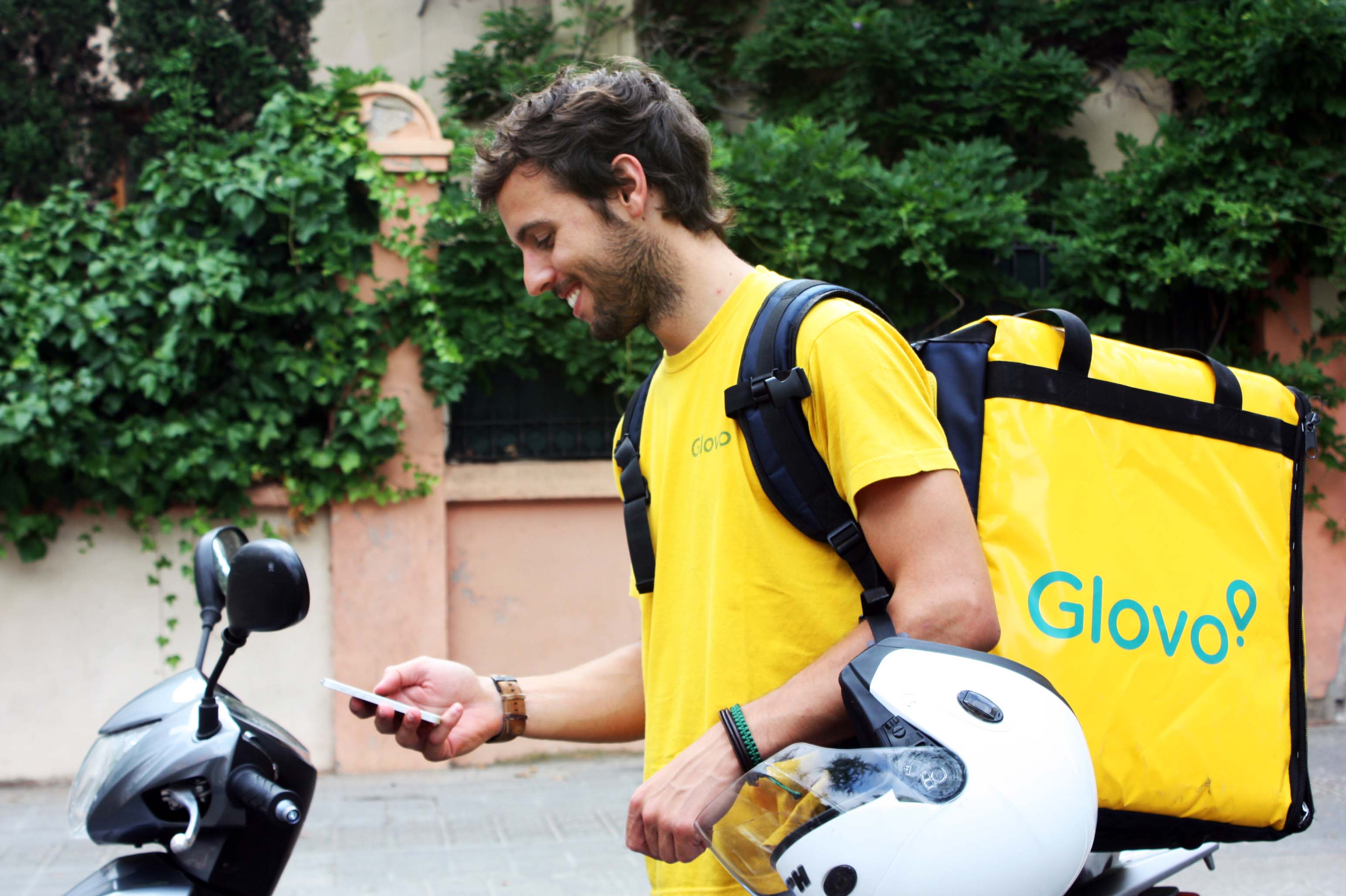 Un repartidor de Glovo utiliza la aplicación por 102 horas al mes y logra entregar 129 órdenes. (Foto Prensa Libre: Cortesía)