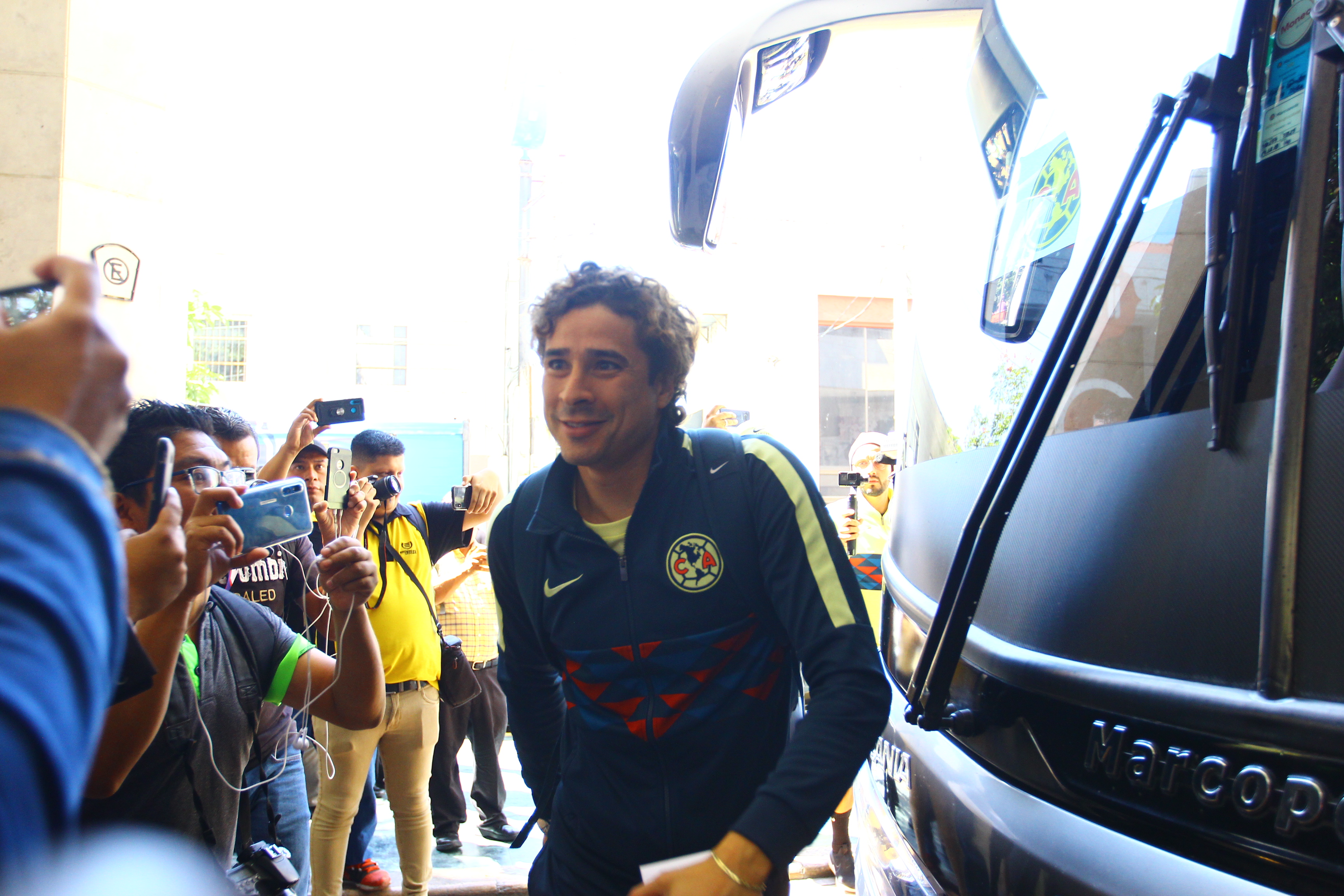 Guillermo "Memo" Ochoa a su llegada al hotel en la zona 10 capitalina. (Foto Prensa Libre: Luis López).