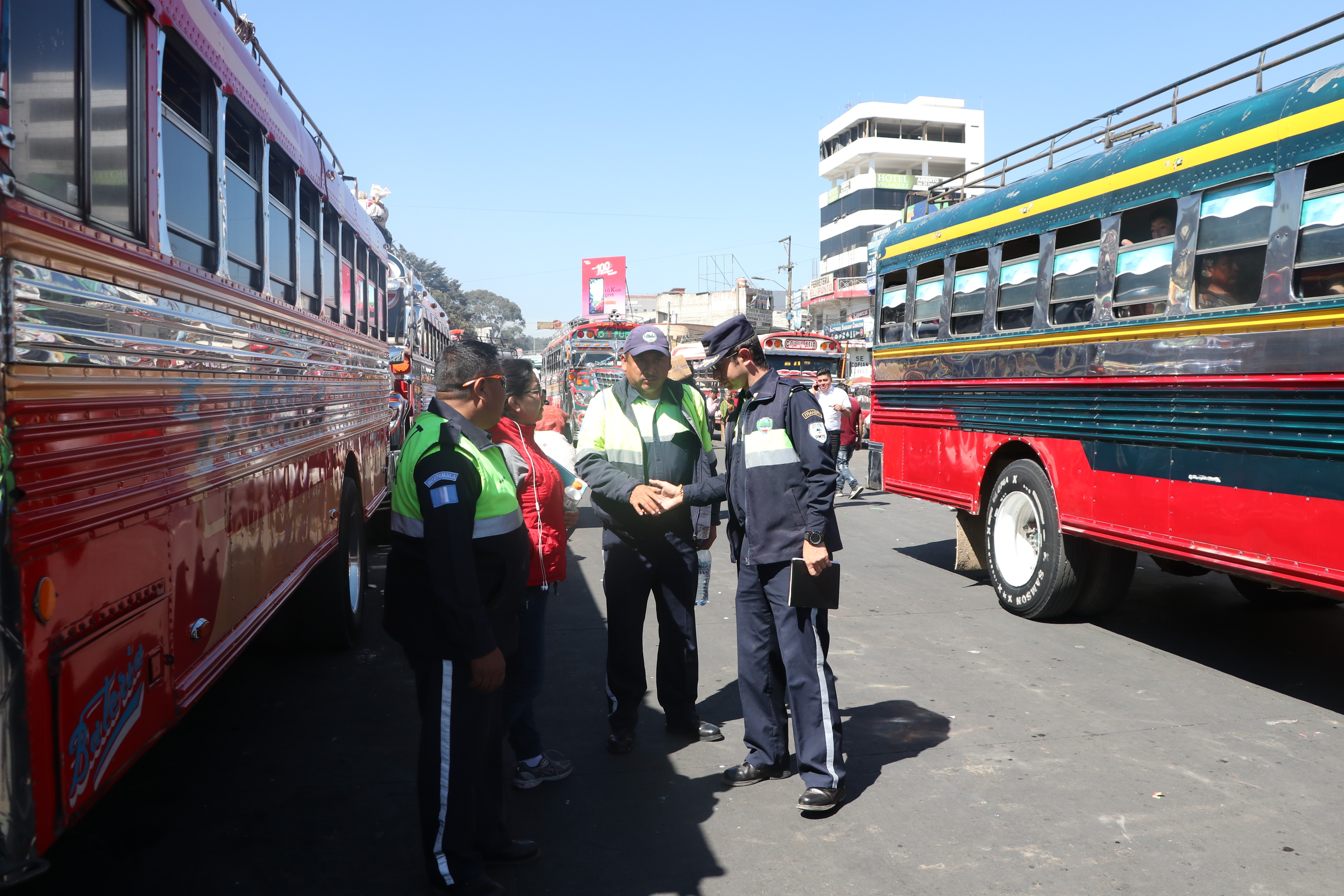 Policías de tránsito hicieron la inspección en la Terminal Minerva. (Foto Prensa Libre: Raúl Juárez)