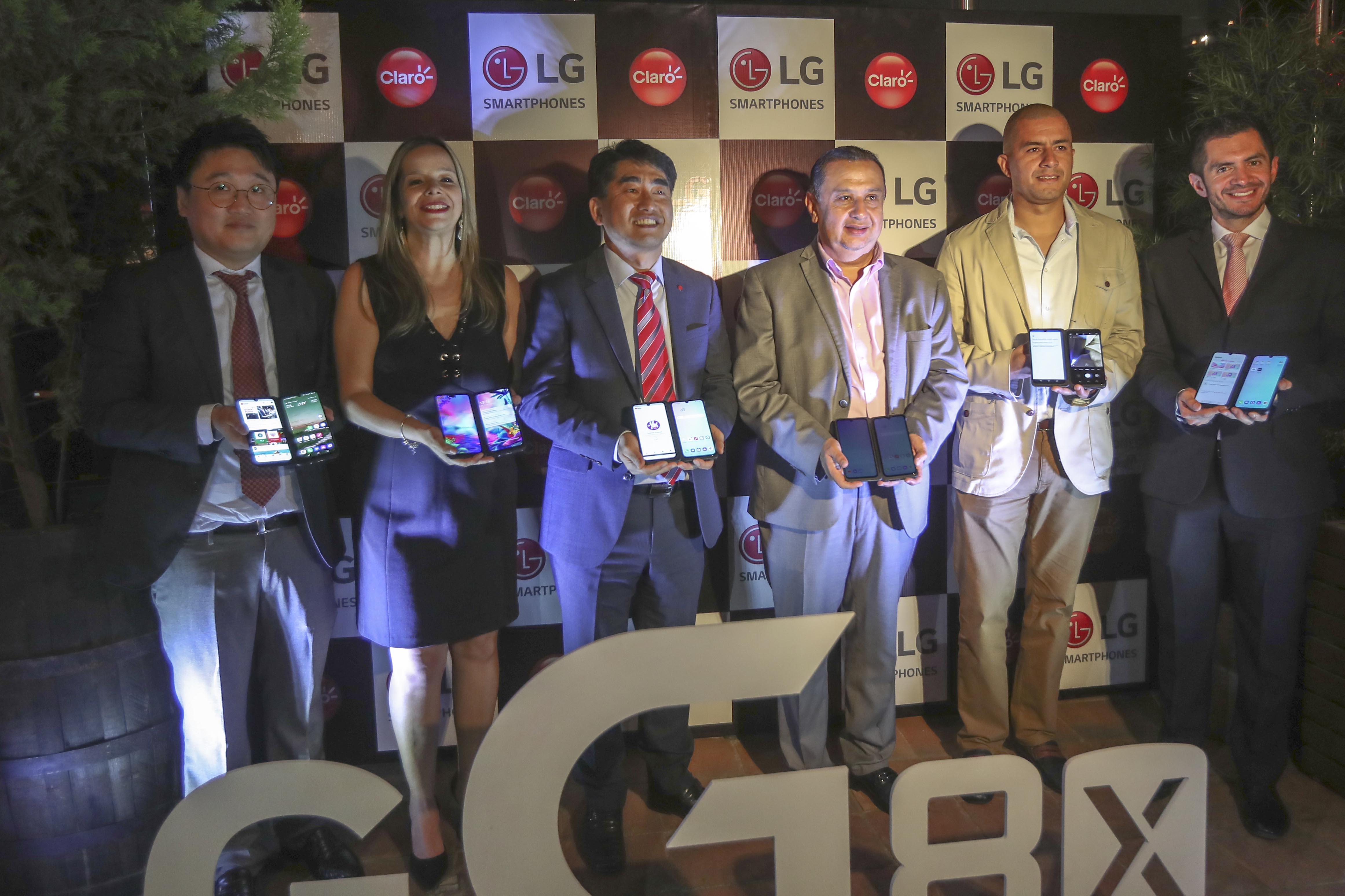 Directivos de LG Electronics y Claro presentaron el nuevo Smartphone de doble pantalla. Foto Prensa Libre: Norvin Mendoza