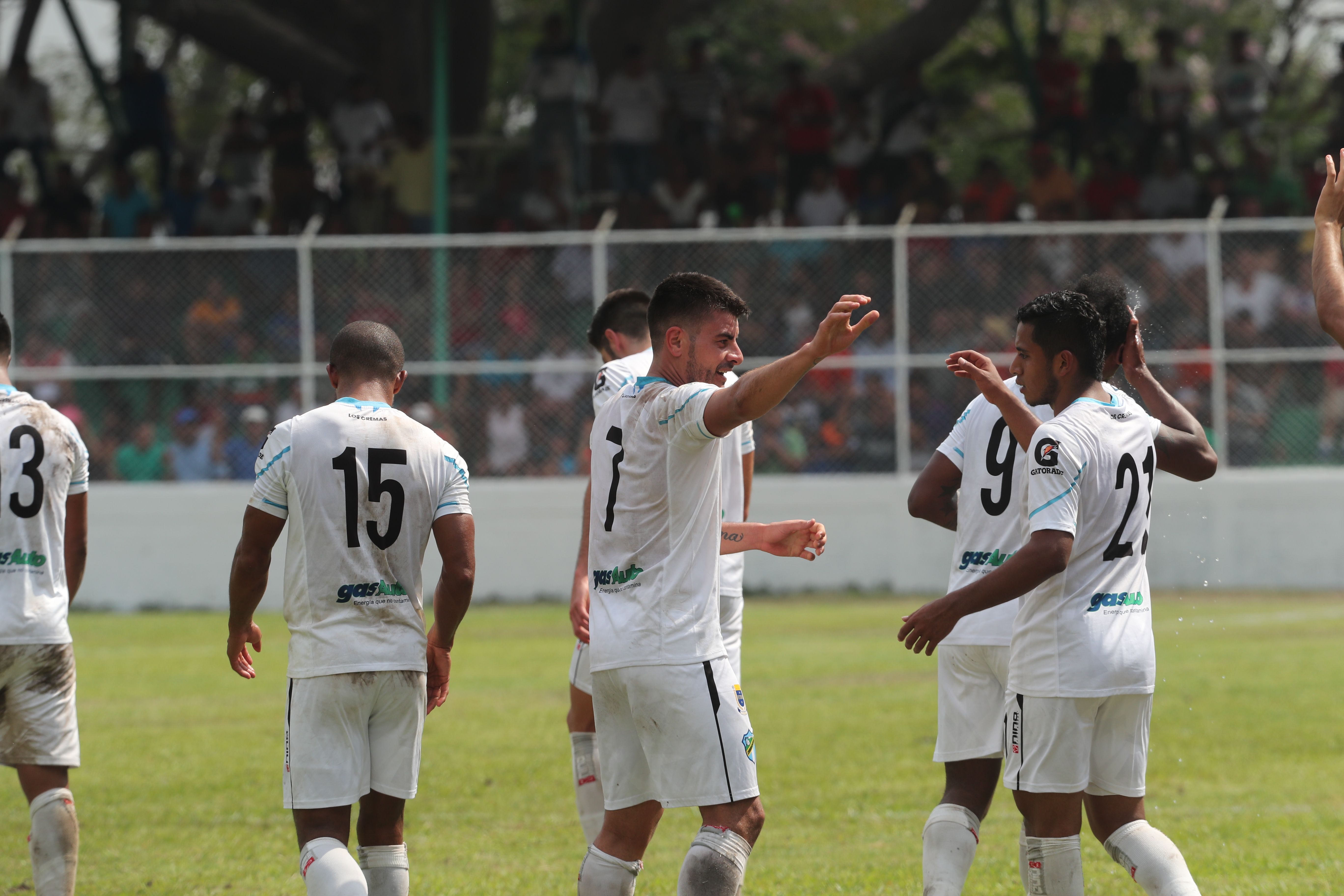 Maximiliano Lombardi fue la figura blanca al conseguir el gol del triunfo.  (Foto Prensa Libre: Norvin Mendoza)