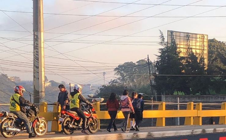 Motoristas fueron captados cuando circulaban en una banqueta en la zona 7 de la capital. (Foto Prensa Libre: Amílcar Montejo). 