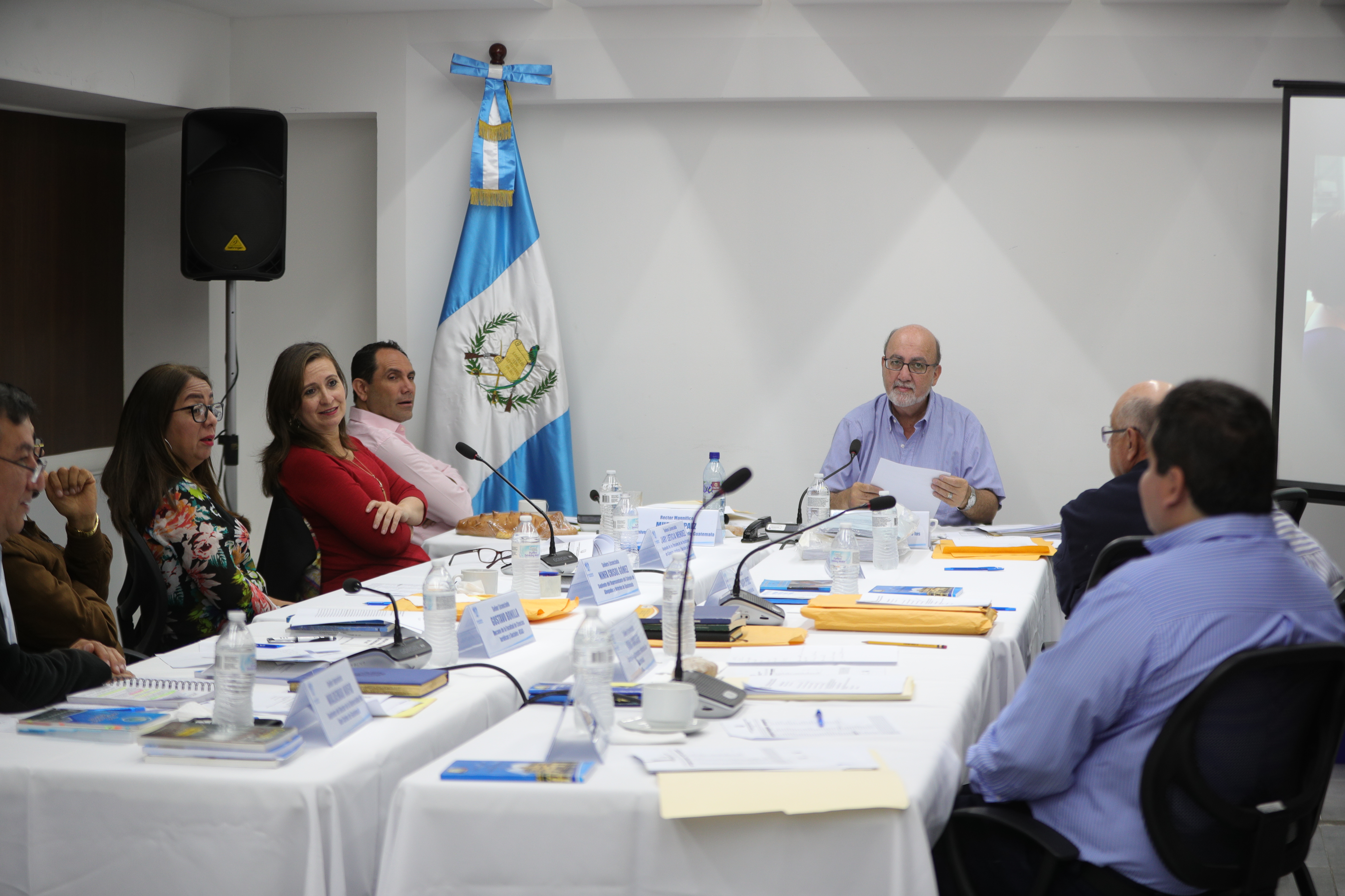 Los miembros de la Comisión Postuladora del Tribunal Supremo Electoral entrega esta tarde al Congreso la nóminada de candidatos a magistrados del Tribunal. (Foto Prensa Libre: Hemeroteca) 