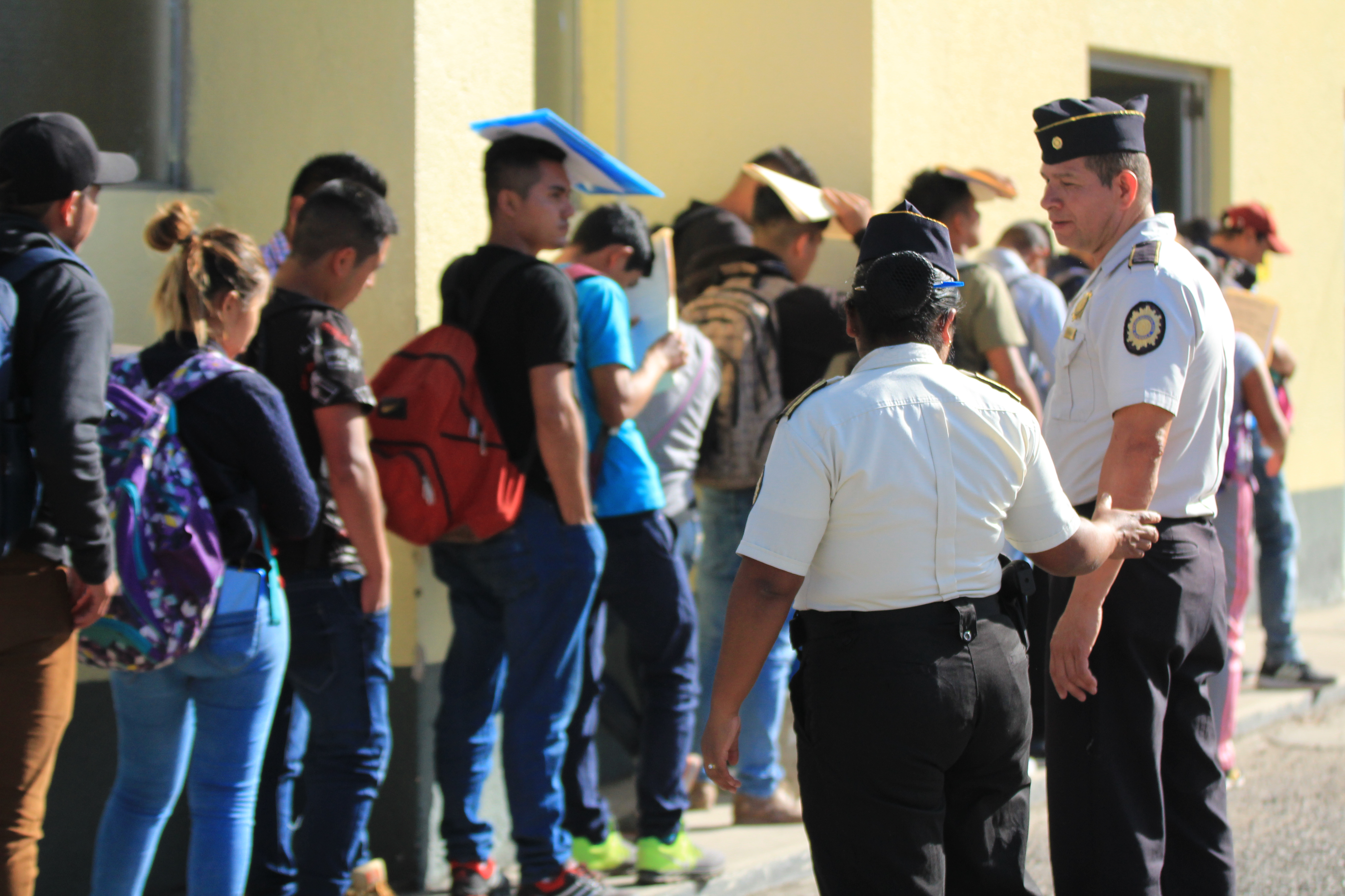 El personal de la Subdirección General de Estudios y Doctrina de la PNC recibe la papelería de los aspirantes a agentes. (Foto Prensa Libre: Byron García) 