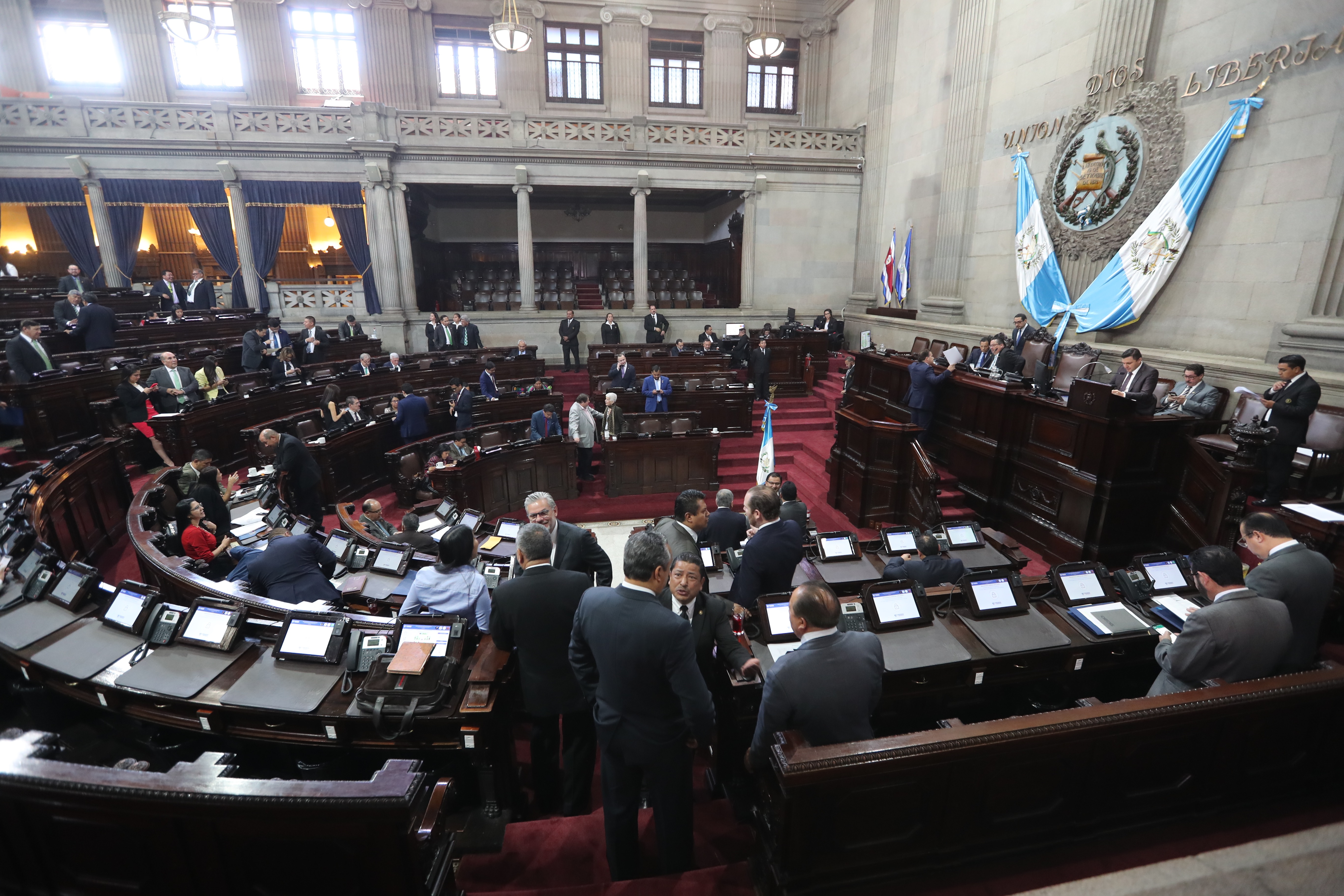 Los beneficios que reciben los diputados ha hecho que estos no puedan renunciar a los bloques, por lo que no pueden hacer nuevas bancadas. (Foto Prensa Libre: Hemeroteca PL)