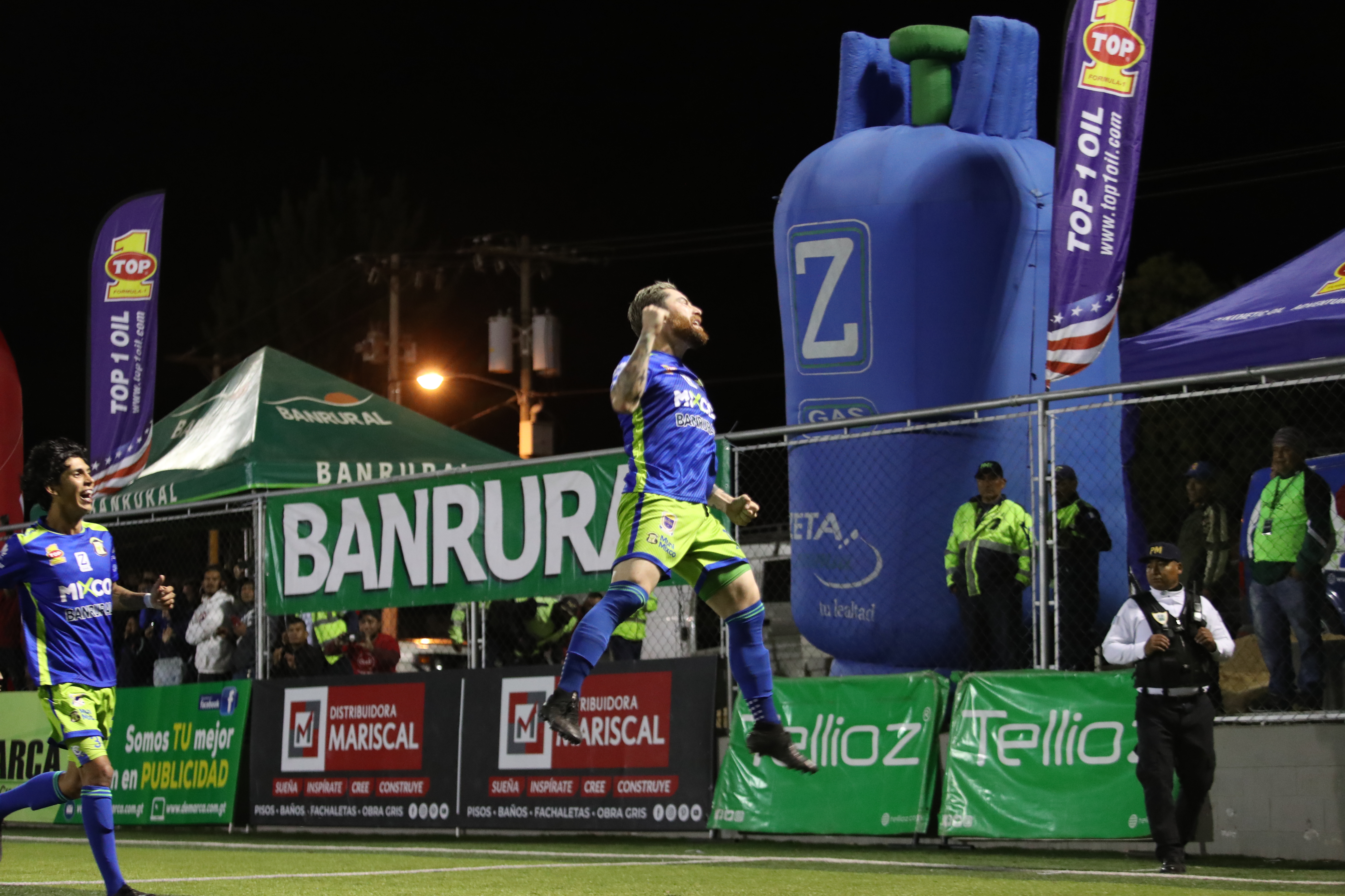 Jean Márquez festejó eufórico el gol del triunfo para Mixco. (Foto Prensa Libre: Norvin Mendoza)