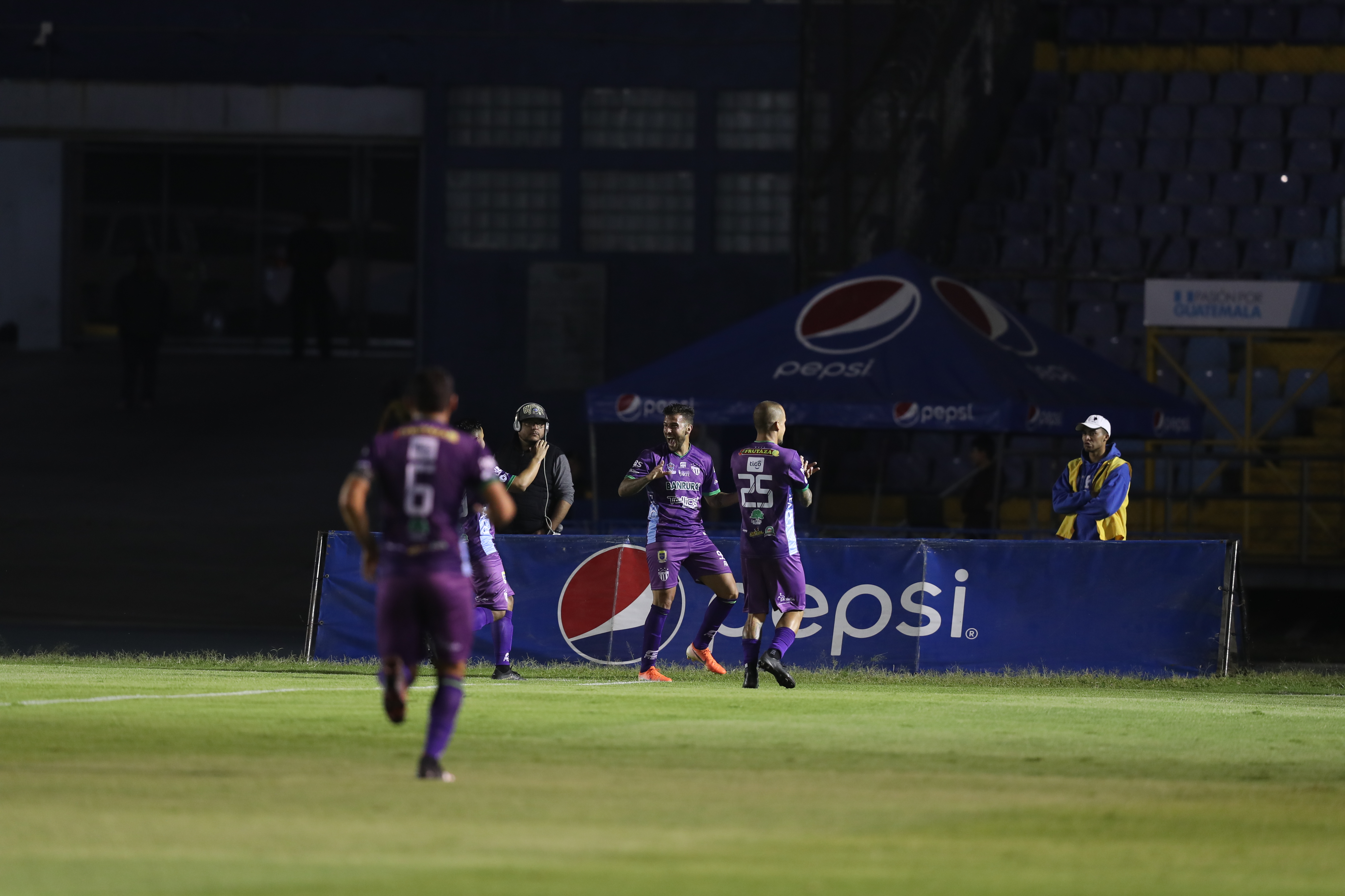 Los jugadores de Antigua festejaron en la casa crema. (Foto Prensa Libre: Norvin Mendoza)